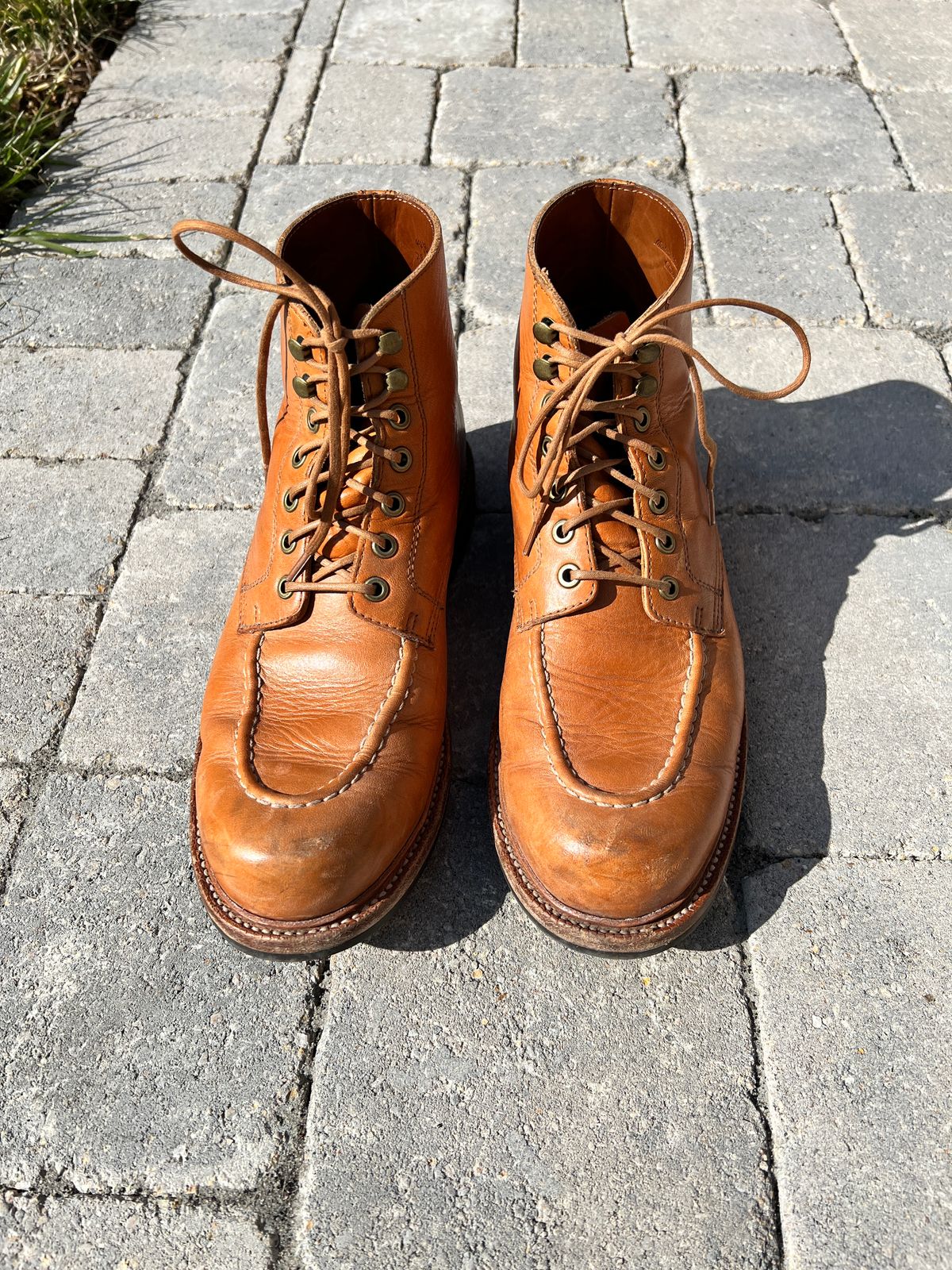 Photo by itsphil on March 4, 2023 of the Grant Stone Brass Boot in Horween English Tan Essex.