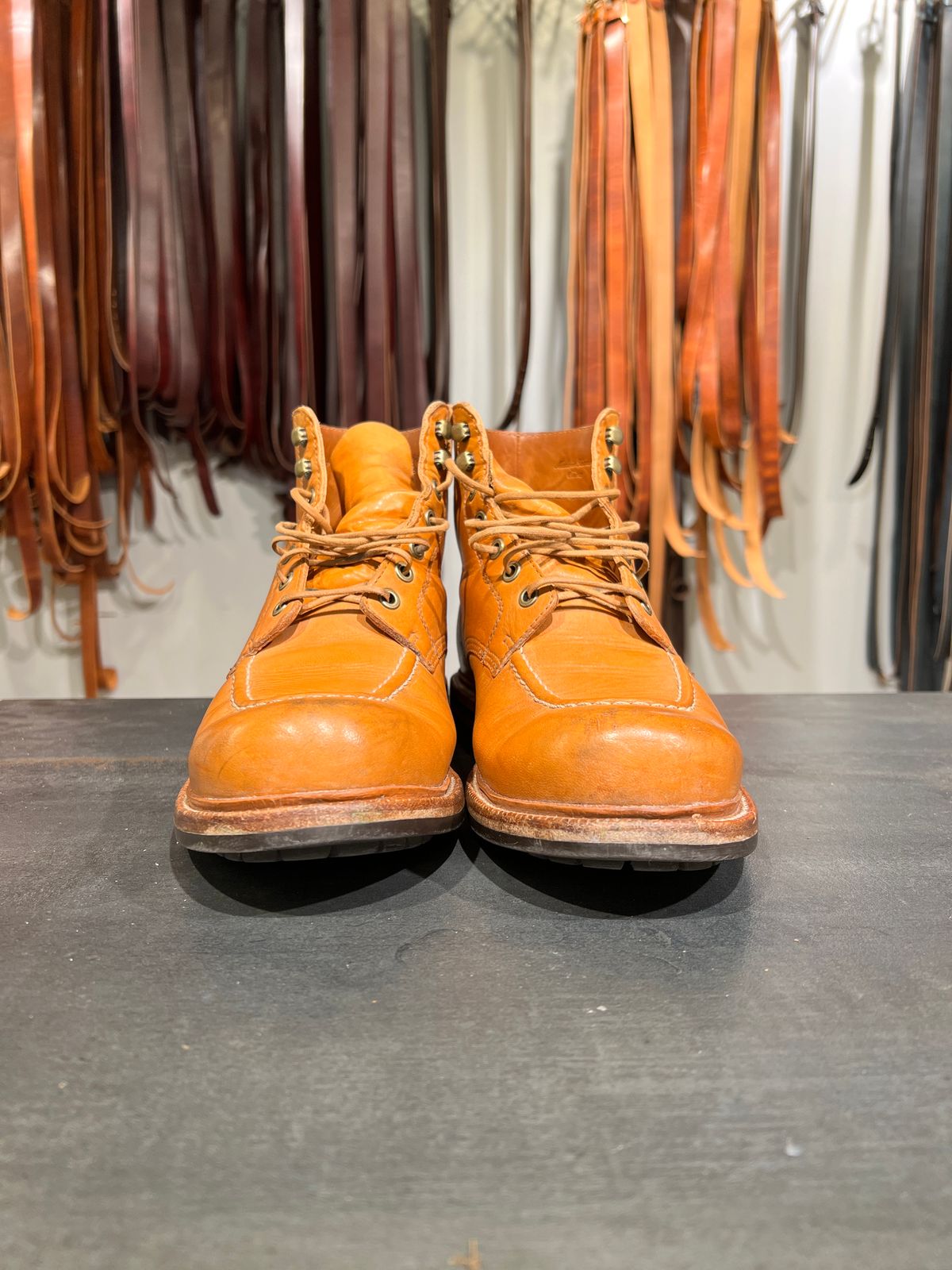 Photo by itsphil on April 5, 2023 of the Grant Stone Brass Boot in Horween English Tan Essex.