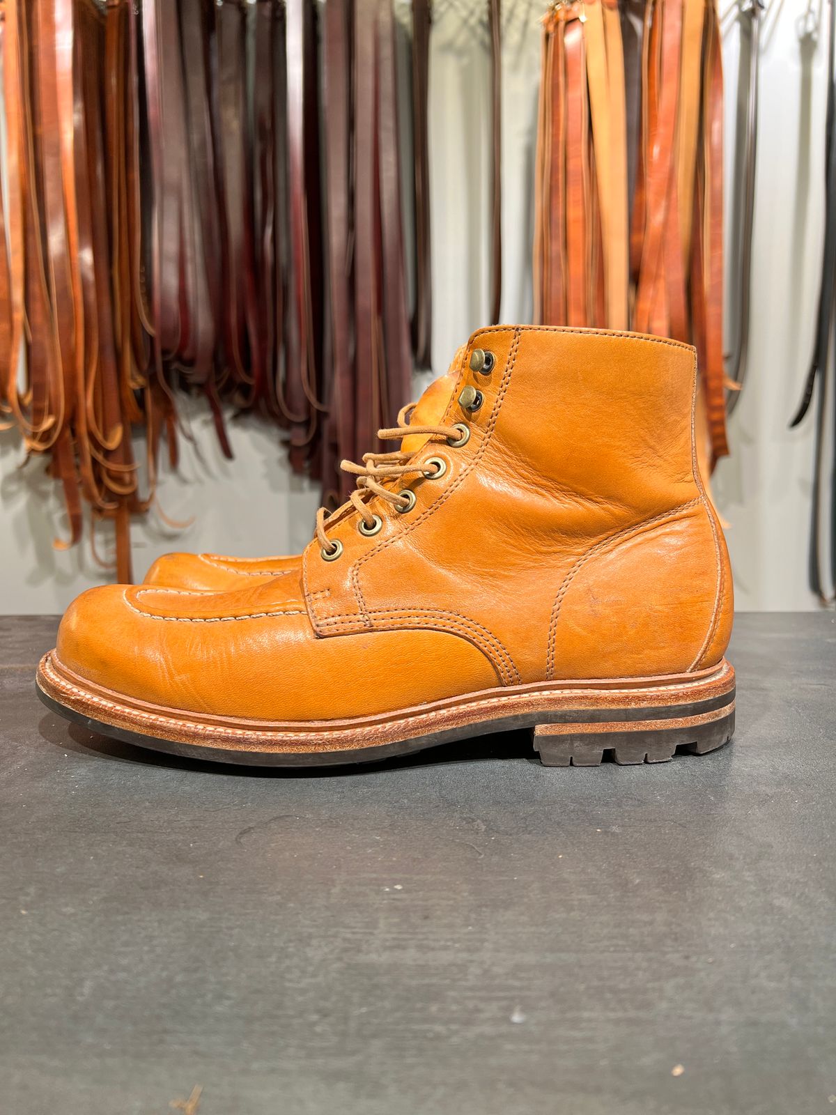 Photo by itsphil on April 5, 2023 of the Grant Stone Brass Boot in Horween English Tan Essex.