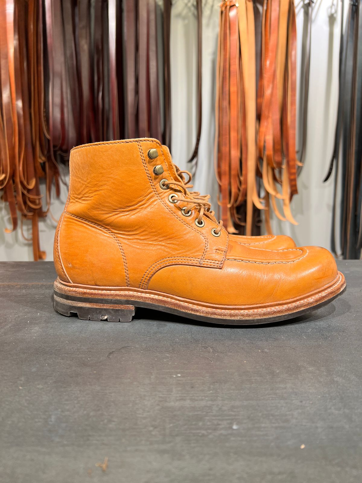 Photo by itsphil on April 5, 2023 of the Grant Stone Brass Boot in Horween English Tan Essex.