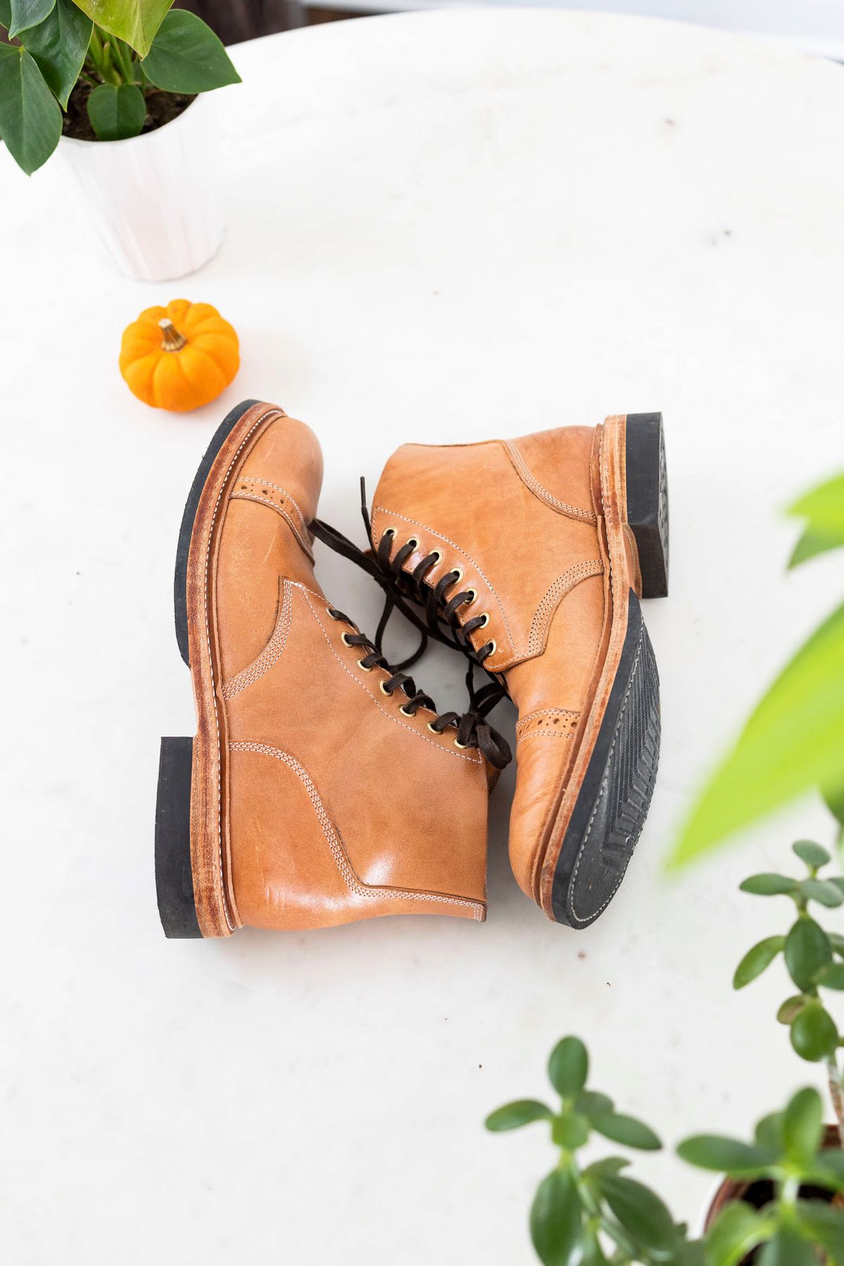 Photo by itsphil on November 1, 2022 of the Oak Street Bootmakers Field Boot in Maryam Natural Horsebutt.