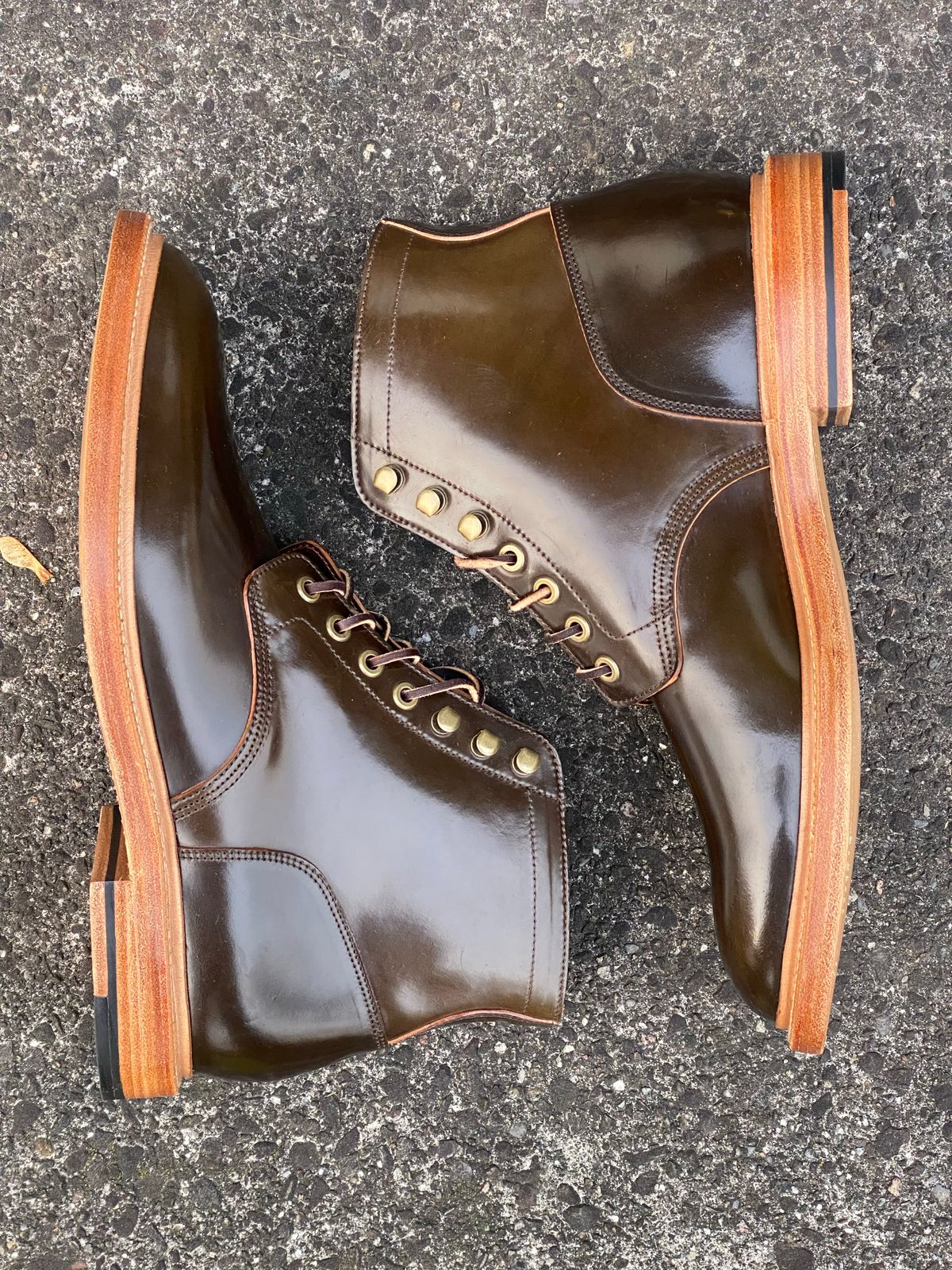 Photo by Acolosi7 on November 1, 2022 of the Grant Stone Diesel Boot in Horween Maduro Shell Cordovan.