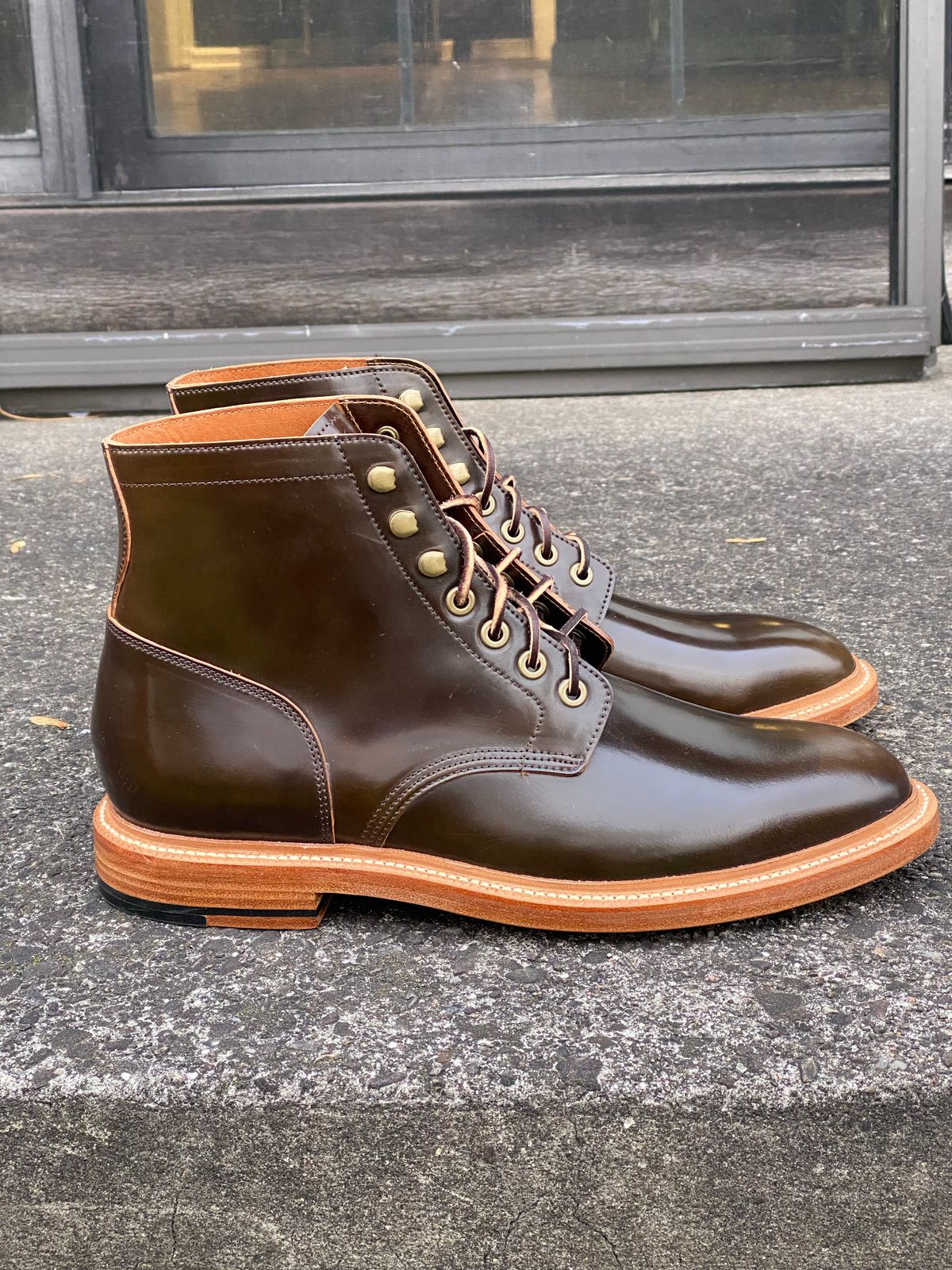 Photo by Acolosi7 on November 1, 2022 of the Grant Stone Diesel Boot in Horween Maduro Shell Cordovan.
