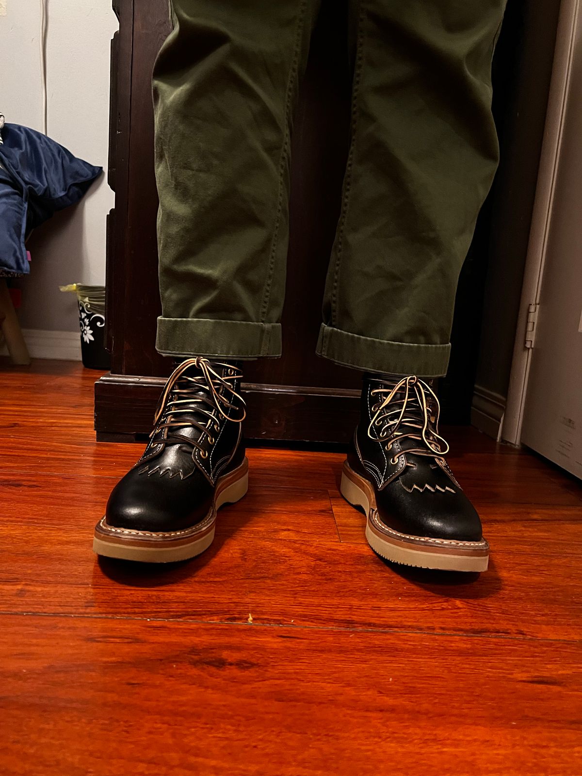 Photo by namelesstree on October 2, 2022 of the White's 350 Cruiser in Horween Black Waxed Flesh.