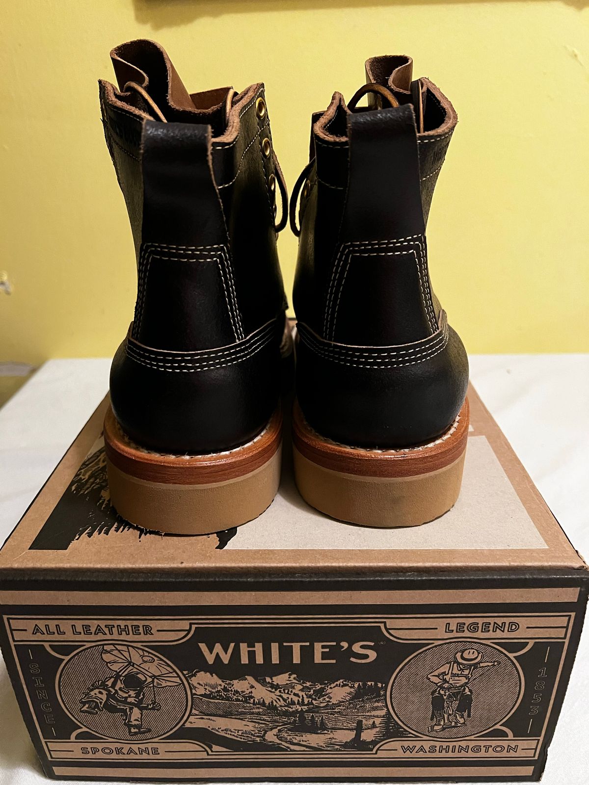 Photo by namelesstree on October 2, 2022 of the White's 350 Cruiser in Horween Black Waxed Flesh.