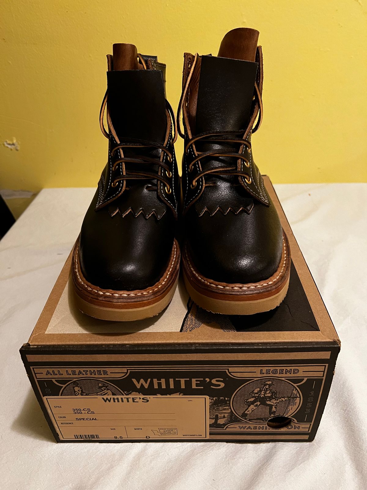 Photo by namelesstree on October 2, 2022 of the White's 350 Cruiser in Horween Black Waxed Flesh.