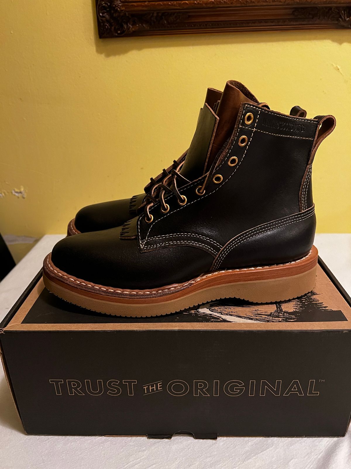 Photo by namelesstree on October 2, 2022 of the White's 350 Cruiser in Horween Black Waxed Flesh.