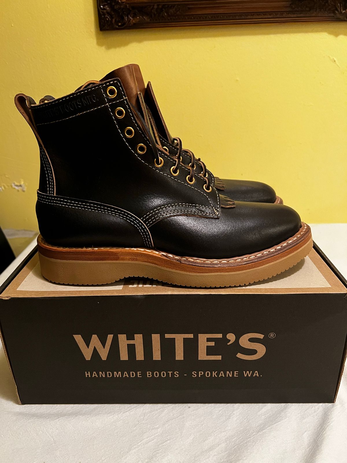 Photo by namelesstree on October 2, 2022 of the White's 350 Cruiser in Horween Black Waxed Flesh.