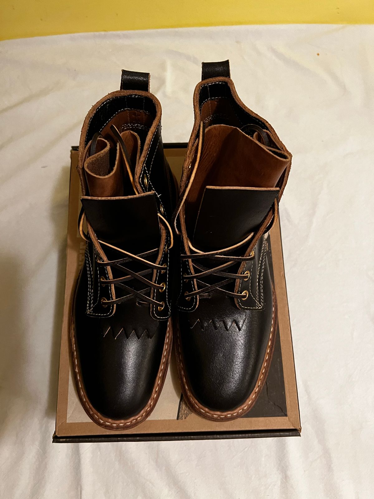 Photo by namelesstree on October 2, 2022 of the White's 350 Cruiser in Horween Black Waxed Flesh.
