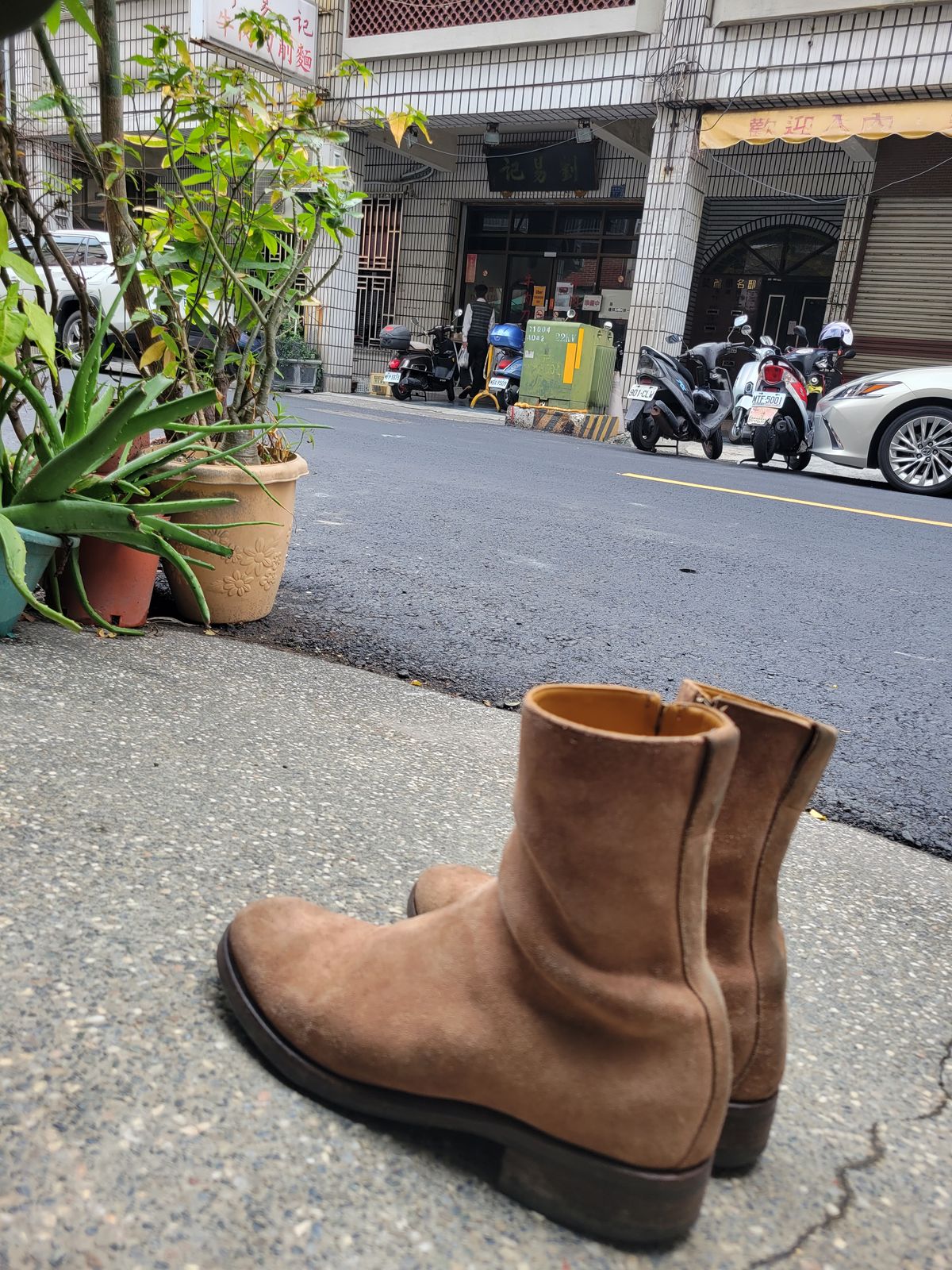 Photo by chokkero on February 3, 2025 of the Viberg Herald in Eco Veg Fallow Suede Roughout.