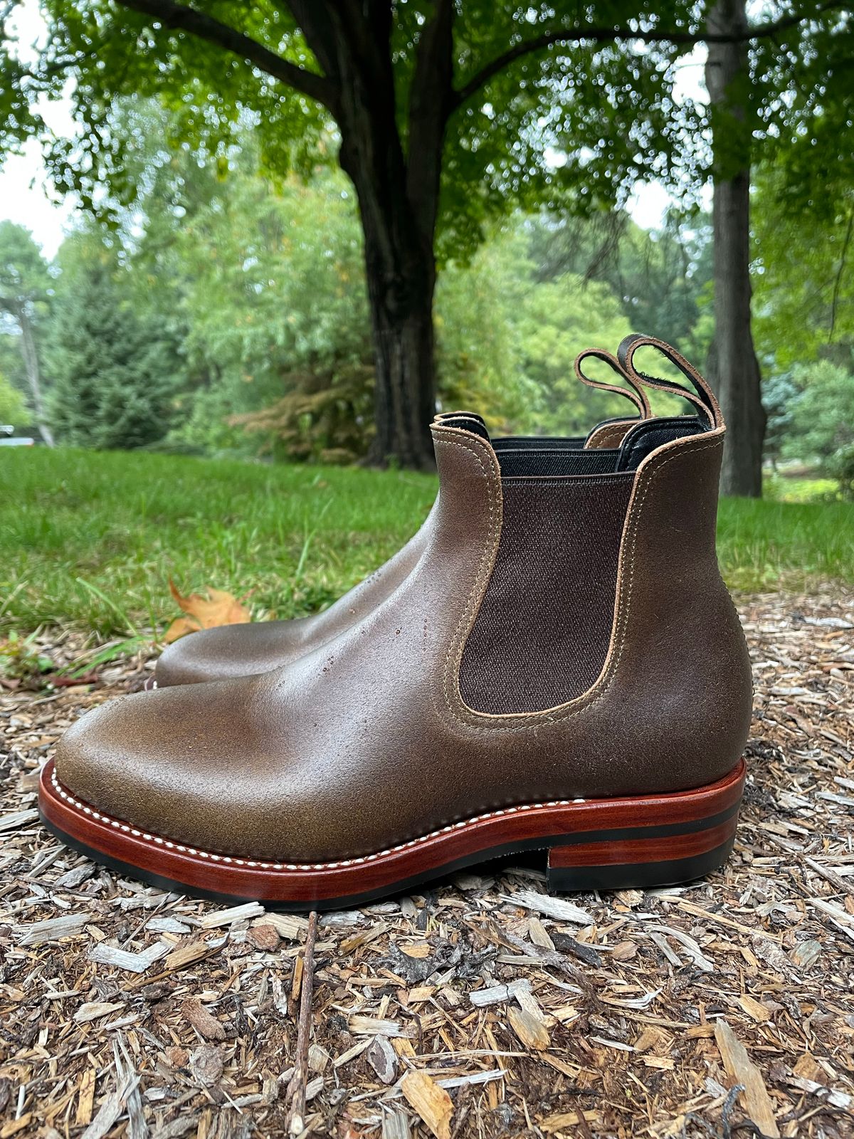 Photo by NewEnglandIndigo on October 1, 2022 of the Benzein The Seventh Chelsea Boot in Horween Olive Waxed Flesh.