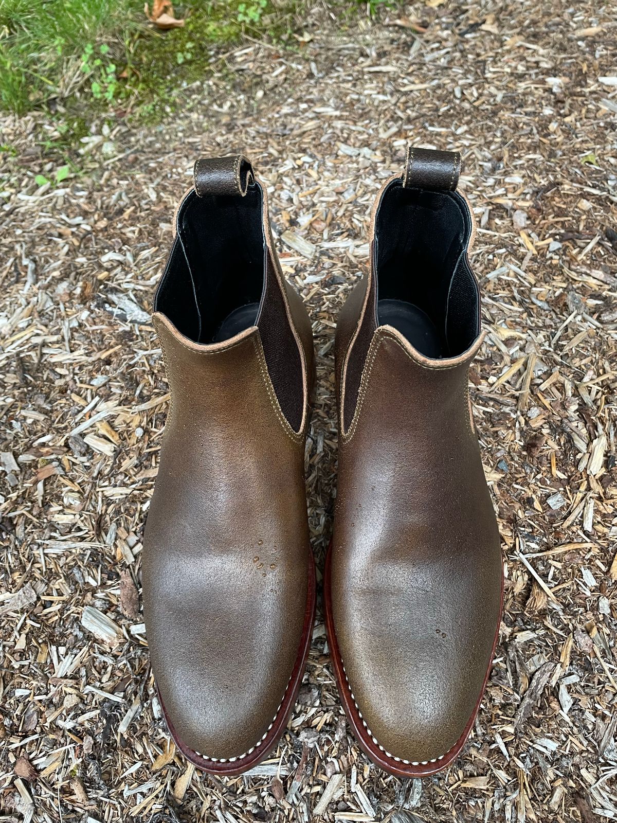Photo by NewEnglandIndigo on October 1, 2022 of the Benzein The Seventh Chelsea Boot in Horween Olive Waxed Flesh.