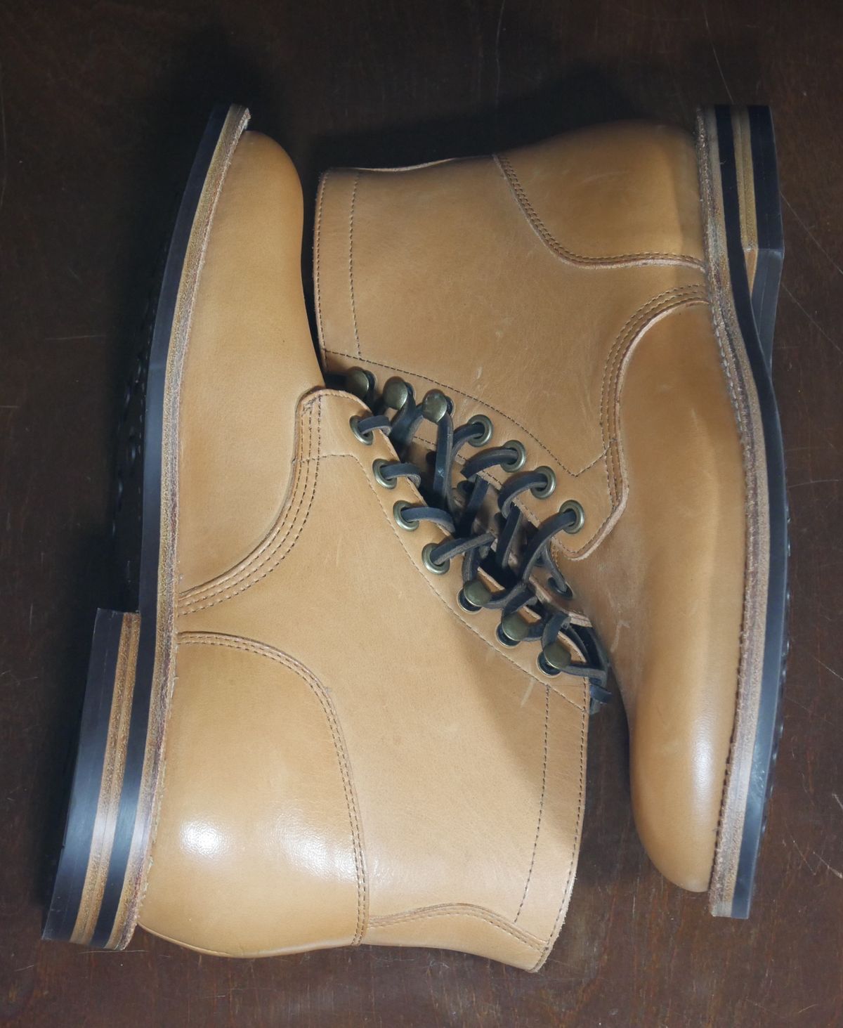 Photo by Fey on October 1, 2022 of the Grant Stone Diesel Boot in Horween English Tan Essex.