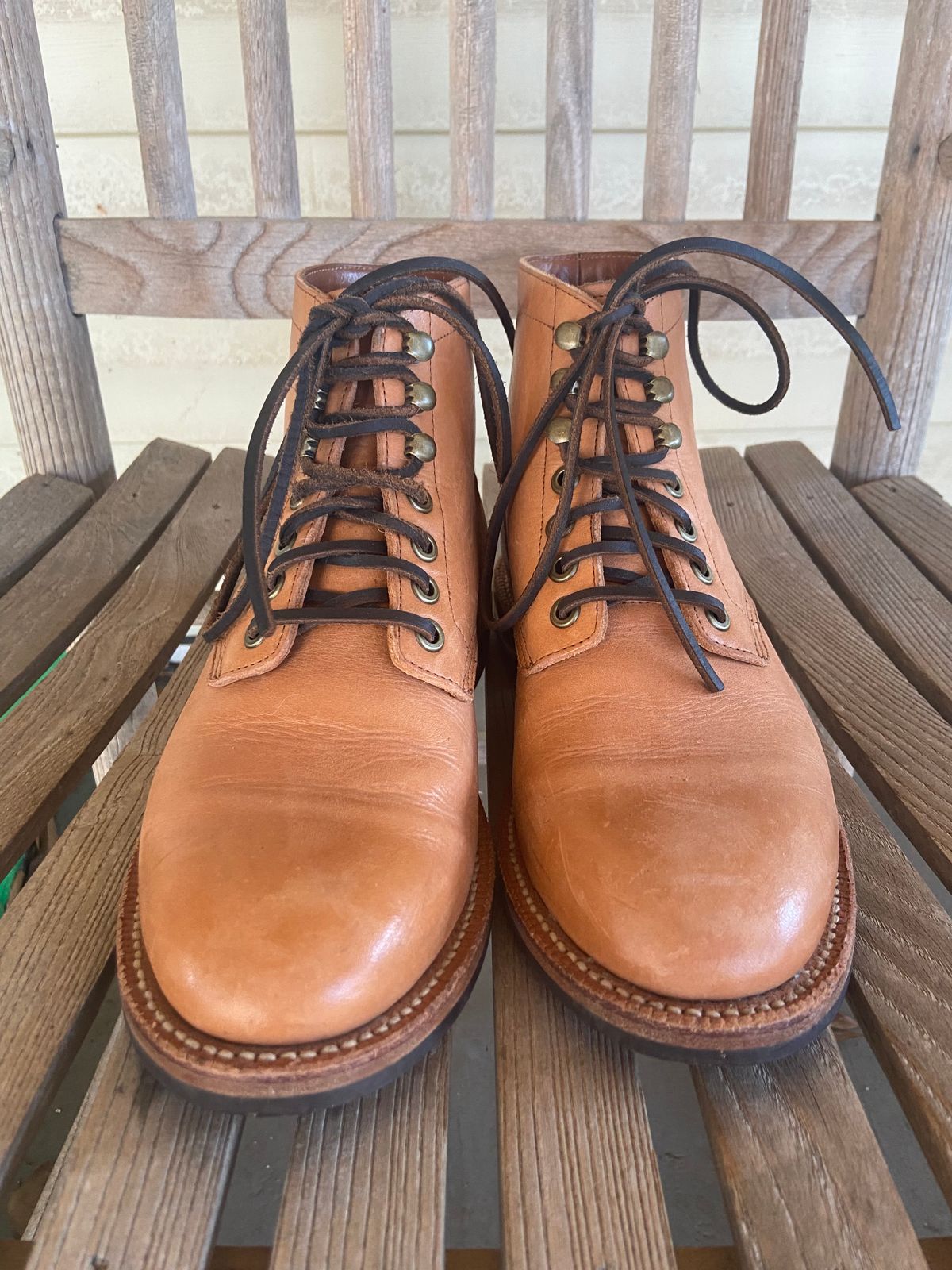 Photo by Fey on January 5, 2023 of the Grant Stone Diesel Boot in Horween English Tan Essex.