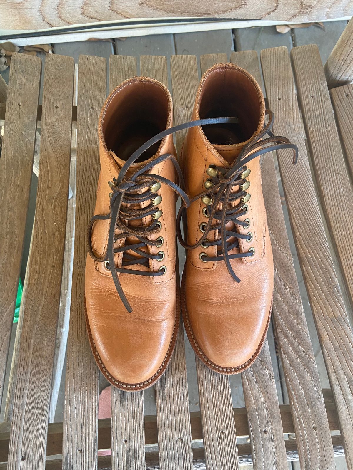 Photo by Fey on January 5, 2023 of the Grant Stone Diesel Boot in Horween English Tan Essex.