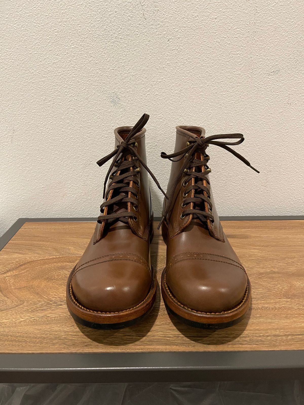 Photo by paranoid on October 2, 2022 of the Julian Boots Bowery in Horween Cigar Shell Cordovan.