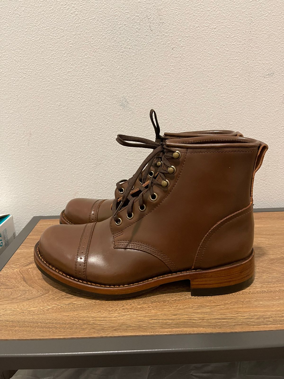 Photo by paranoid on October 2, 2022 of the Julian Boots Bowery in Horween Cigar Shell Cordovan.