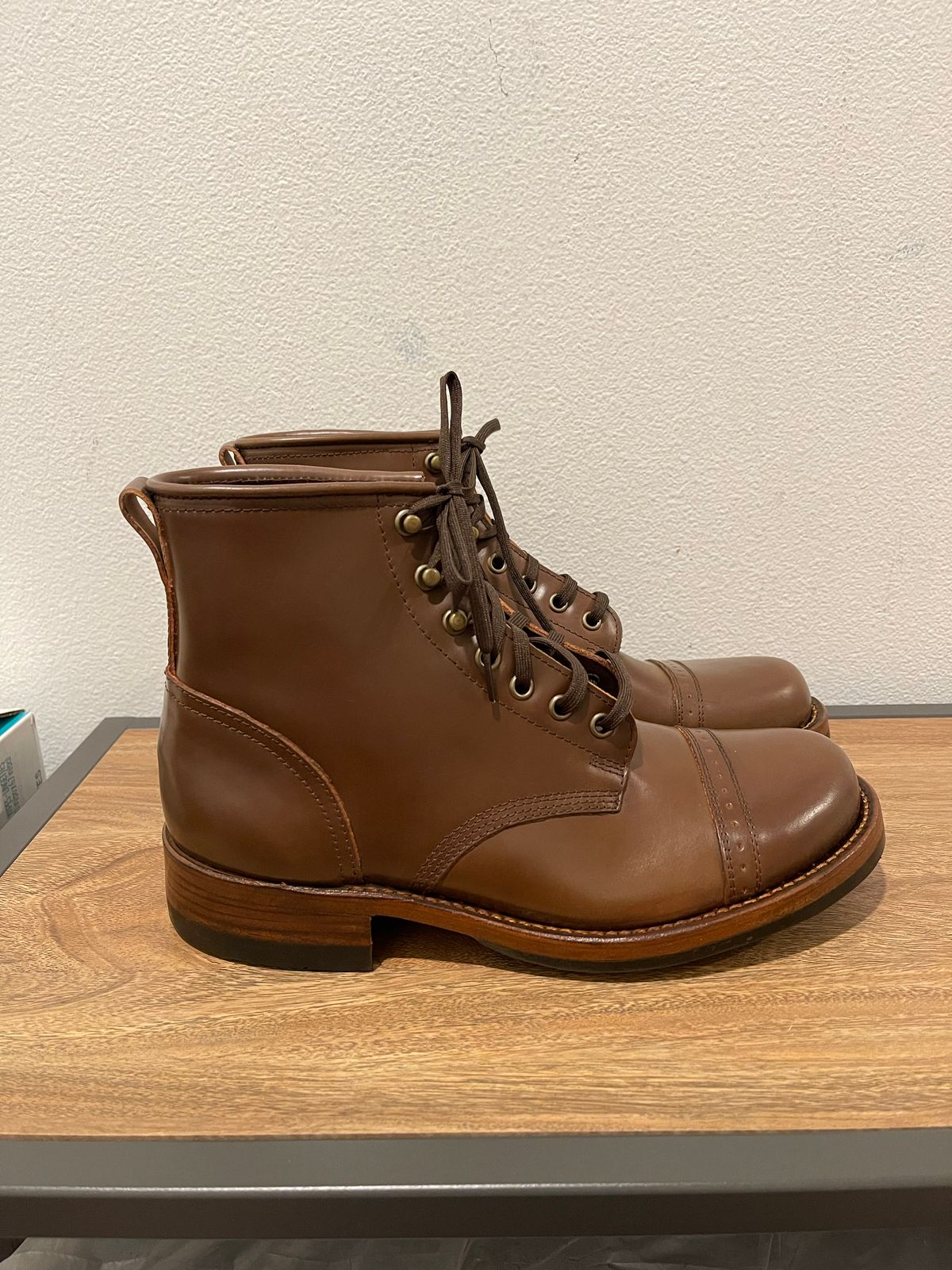 Photo by paranoid on October 2, 2022 of the Julian Boots Bowery in Horween Cigar Shell Cordovan.