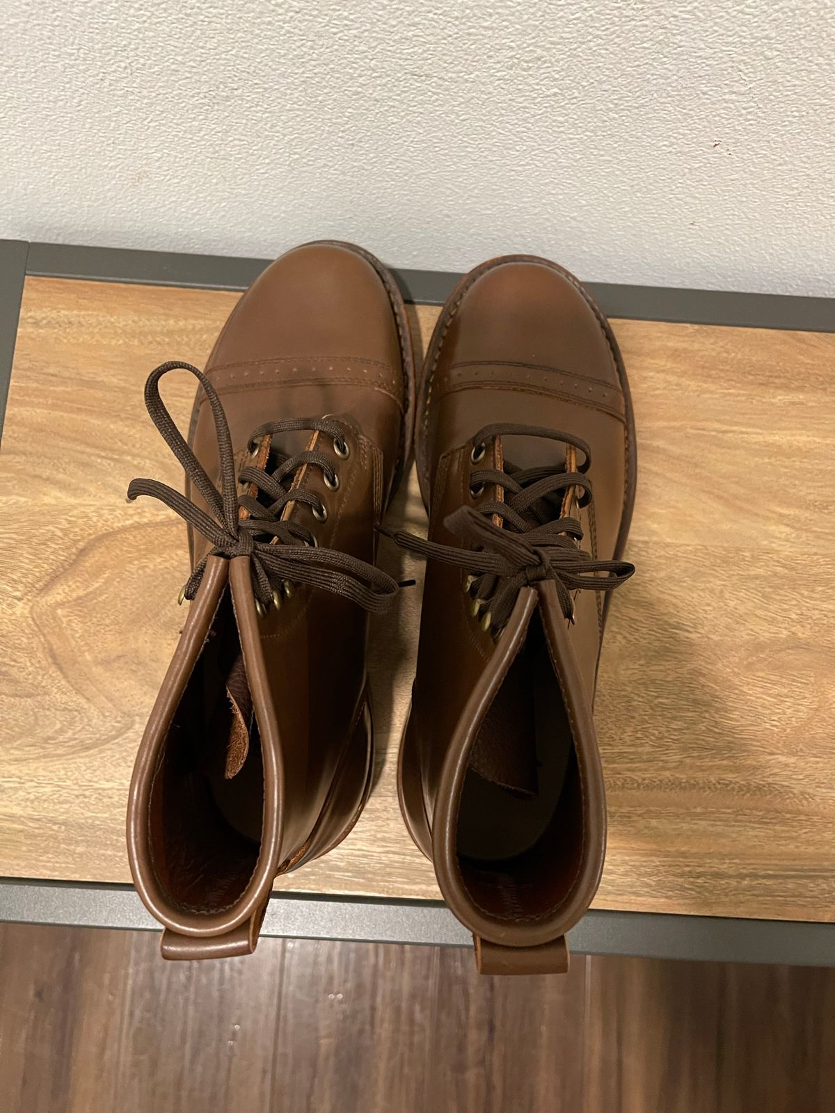Photo by paranoid on October 2, 2022 of the Julian Boots Bowery in Horween Cigar Shell Cordovan.