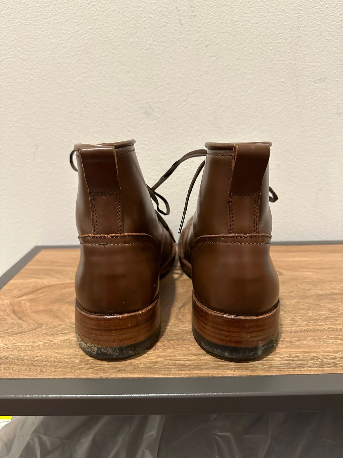 Photo by paranoid on November 3, 2022 of the Julian Boots Bowery in Horween Cigar Shell Cordovan.