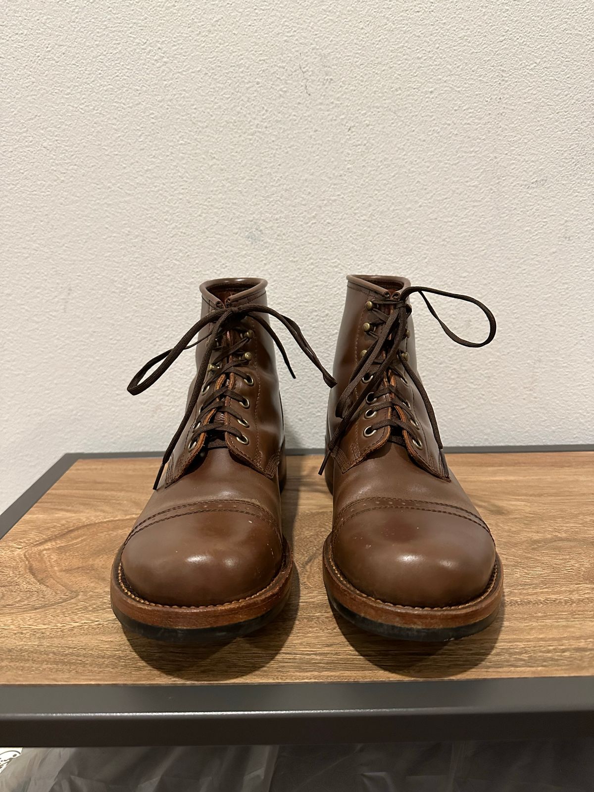 Photo by paranoid on November 3, 2022 of the Julian Boots Bowery in Horween Cigar Shell Cordovan.