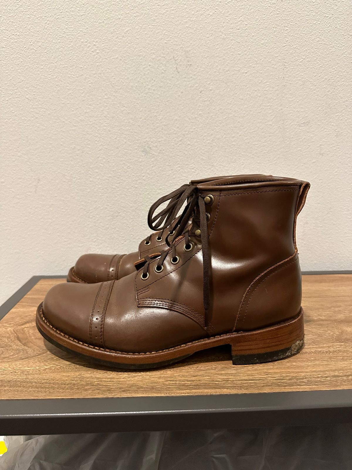 Photo by paranoid on November 3, 2022 of the Julian Boots Bowery in Horween Cigar Shell Cordovan.
