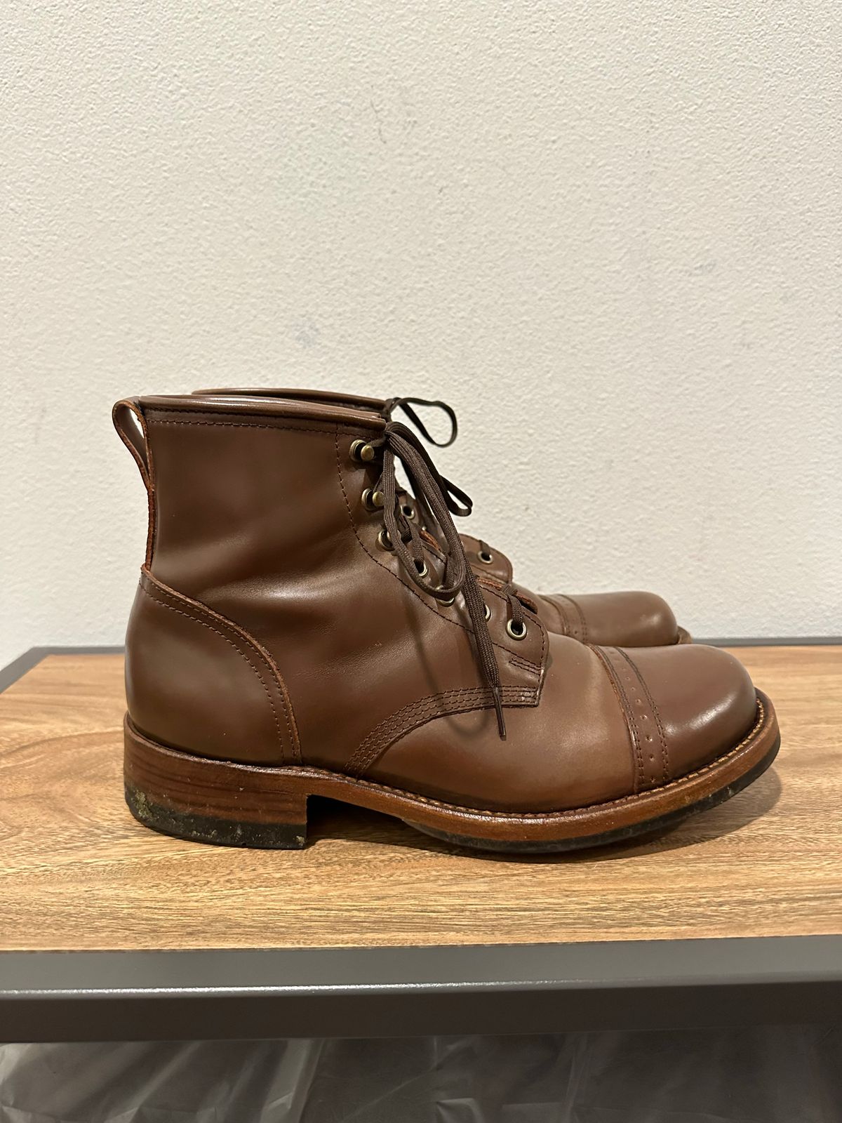Photo by paranoid on November 3, 2022 of the Julian Boots Bowery in Horween Cigar Shell Cordovan.