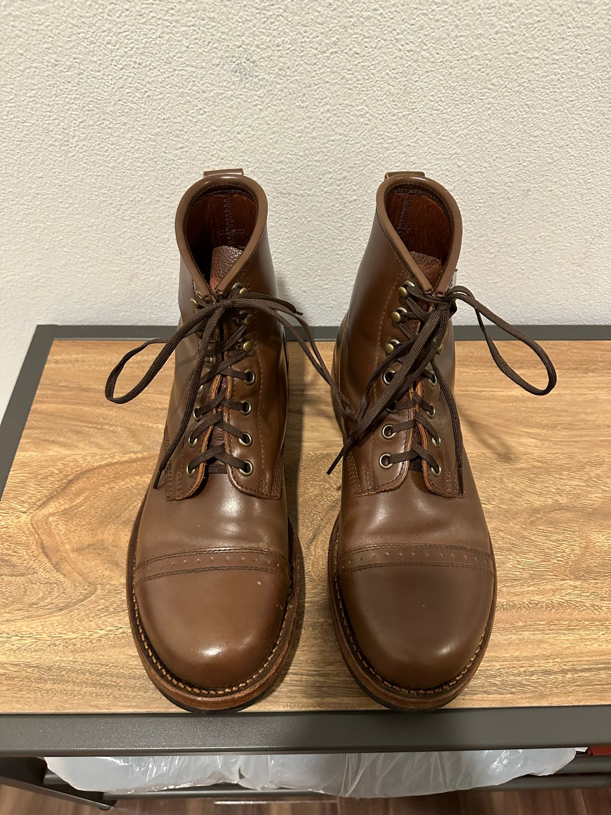 Photo by paranoid on November 3, 2022 of the Julian Boots Bowery in Horween Cigar Shell Cordovan.