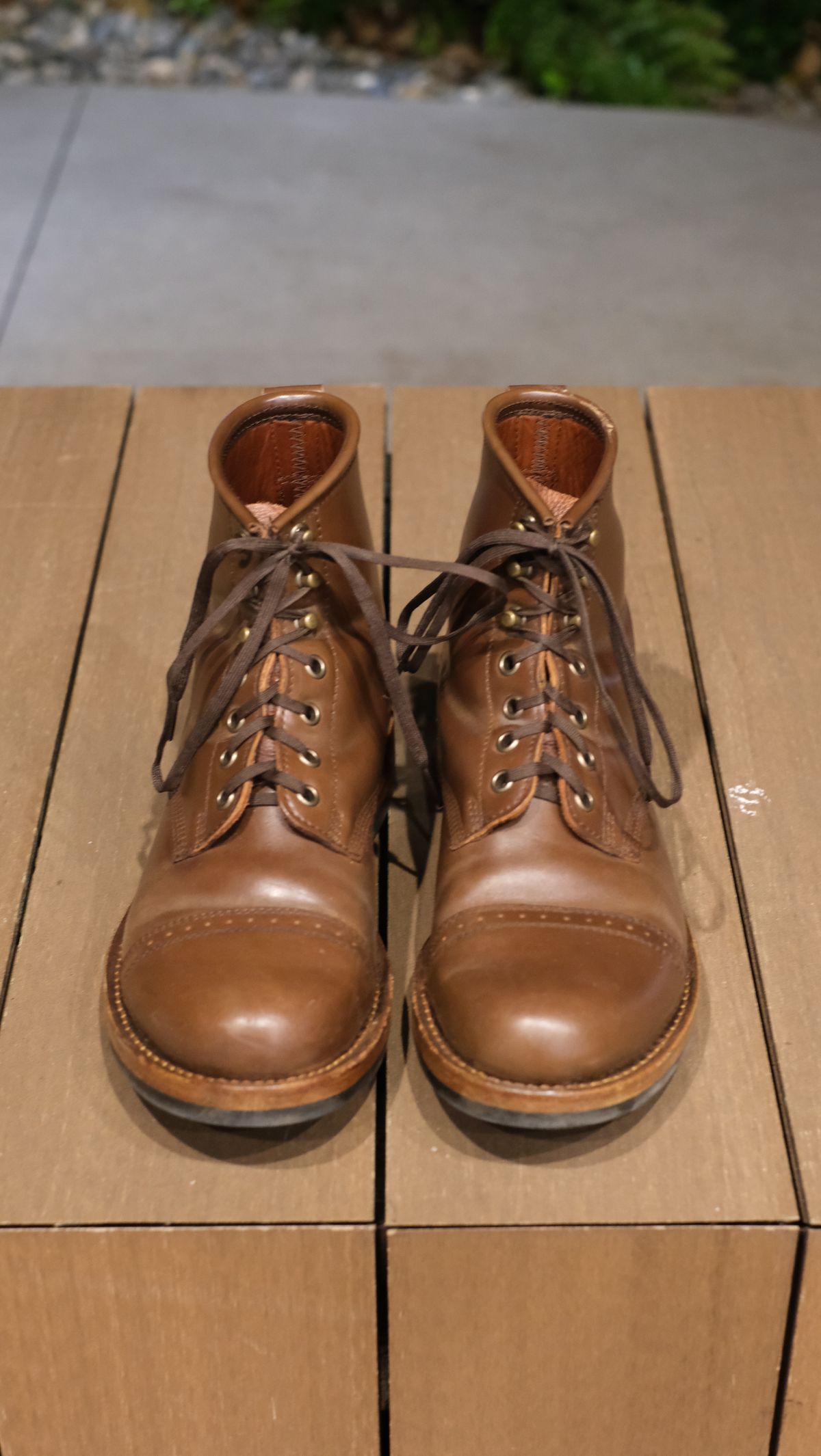 Photo by paranoid on December 3, 2022 of the Julian Boots Bowery in Horween Cigar Shell Cordovan.