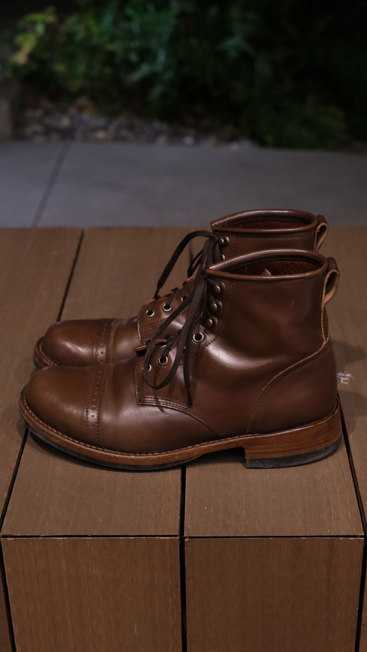 Photo by paranoid on December 3, 2022 of the Julian Boots Bowery in Horween Cigar Shell Cordovan.