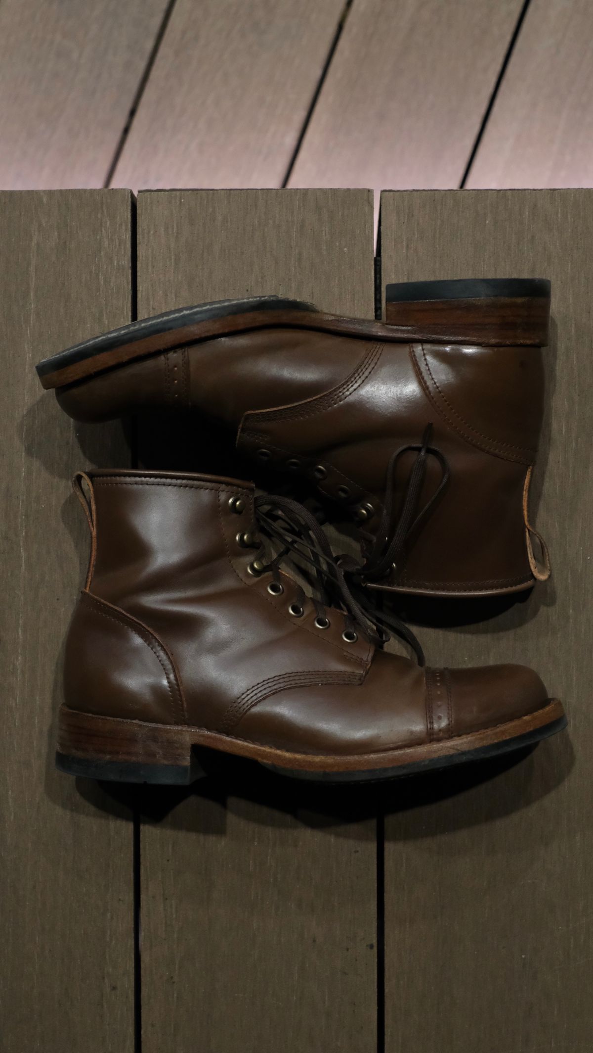 Photo by paranoid on December 3, 2022 of the Julian Boots Bowery in Horween Cigar Shell Cordovan.