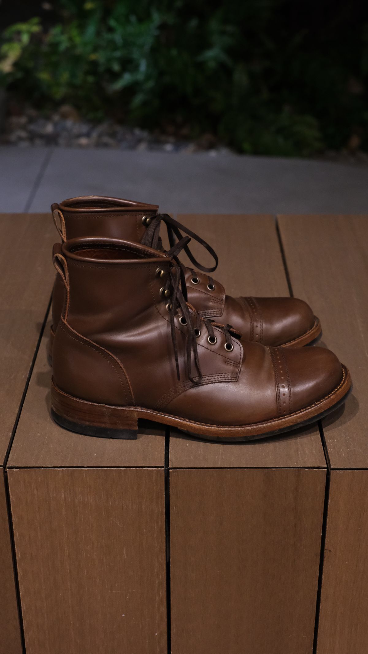 Photo by paranoid on December 3, 2022 of the Julian Boots Bowery in Horween Cigar Shell Cordovan.