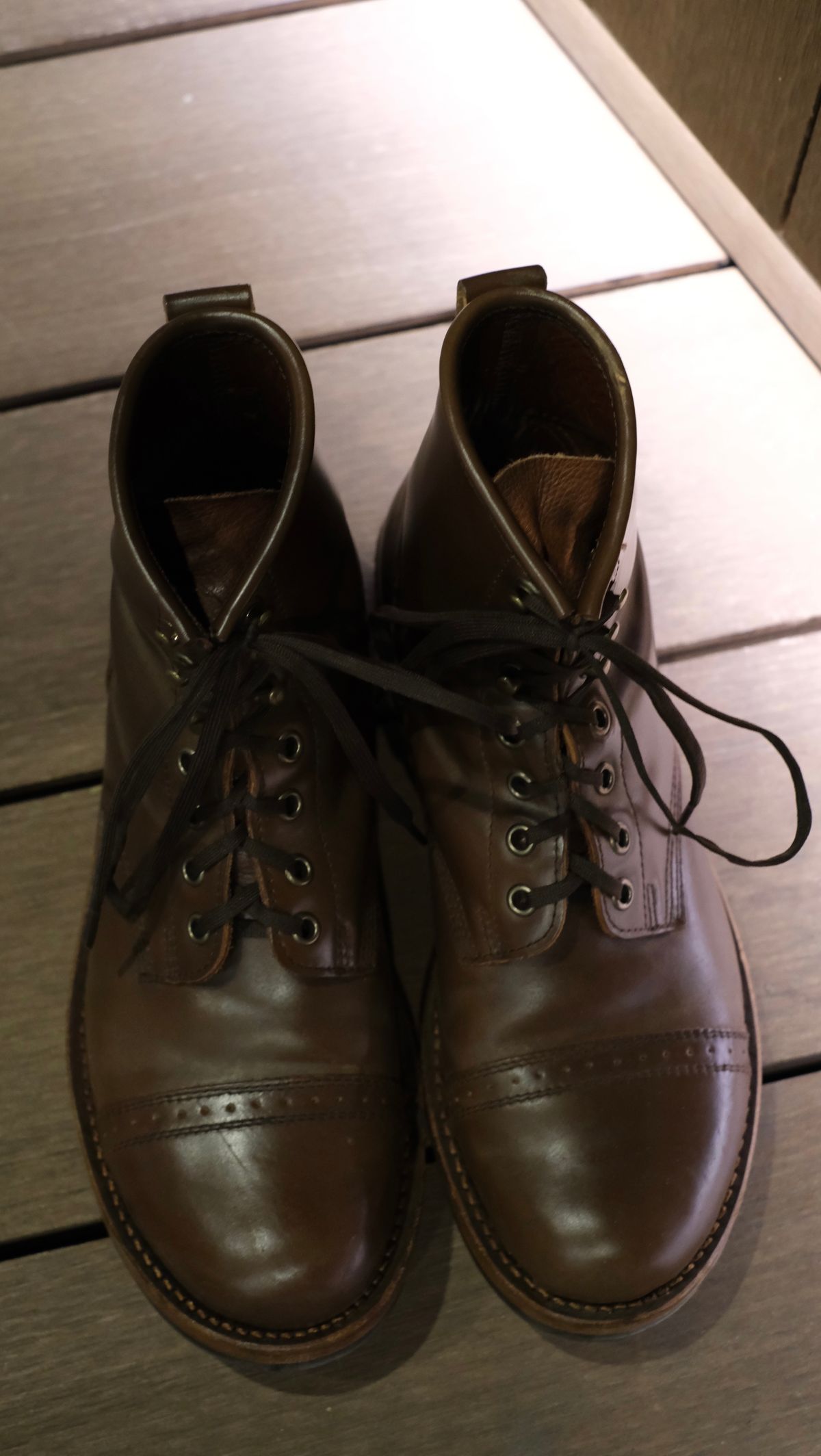 Photo by paranoid on December 3, 2022 of the Julian Boots Bowery in Horween Cigar Shell Cordovan.