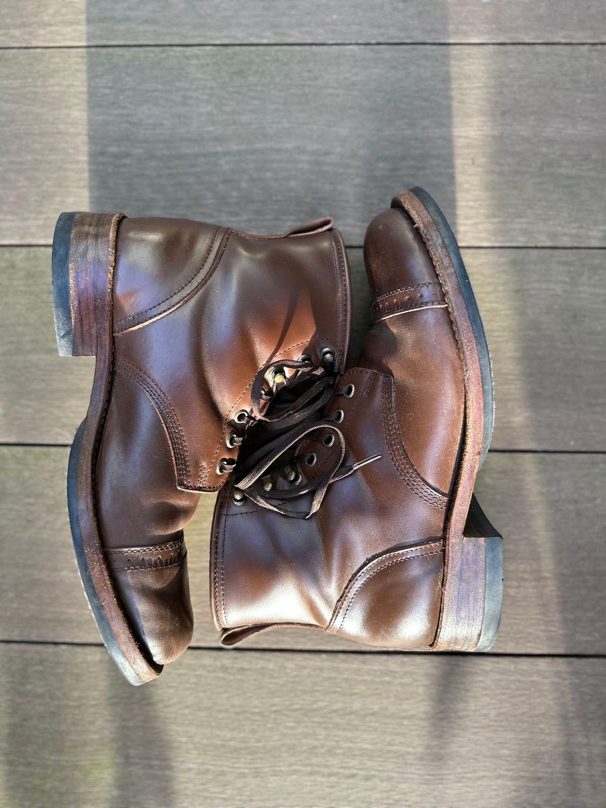 Photo by paranoid on February 2, 2023 of the Julian Boots Bowery in Horween Cigar Shell Cordovan.