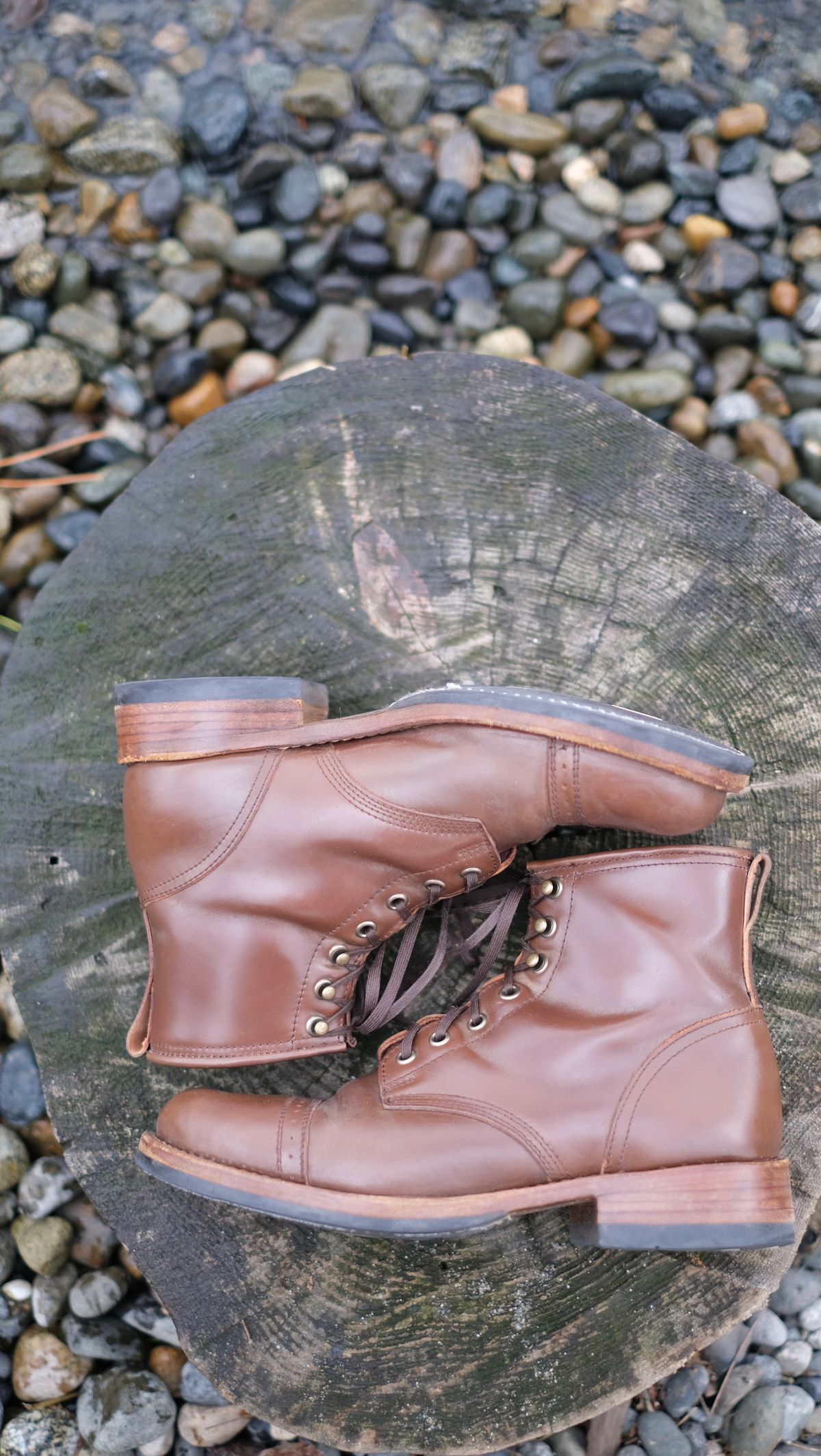 Photo by paranoid on March 2, 2023 of the Julian Boots Bowery in Horween Cigar Shell Cordovan.
