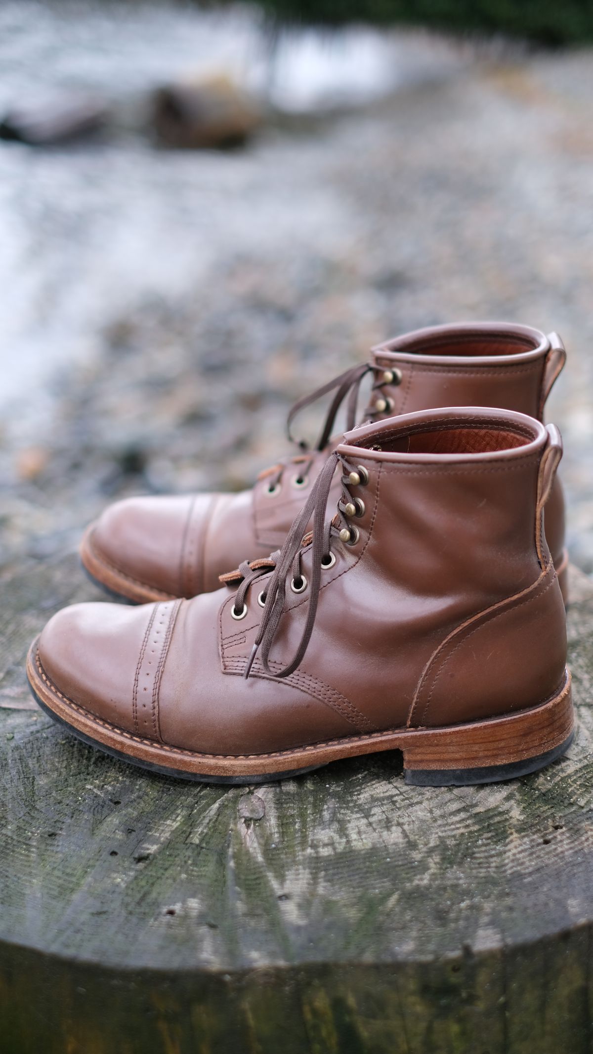 Photo by paranoid on March 2, 2023 of the Julian Boots Bowery in Horween Cigar Shell Cordovan.