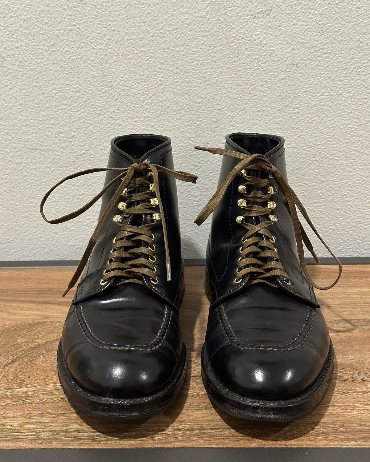 Photo by paranoid on November 6, 2022 of the Alden Indy Boot in Horween Black Shell Cordovan.