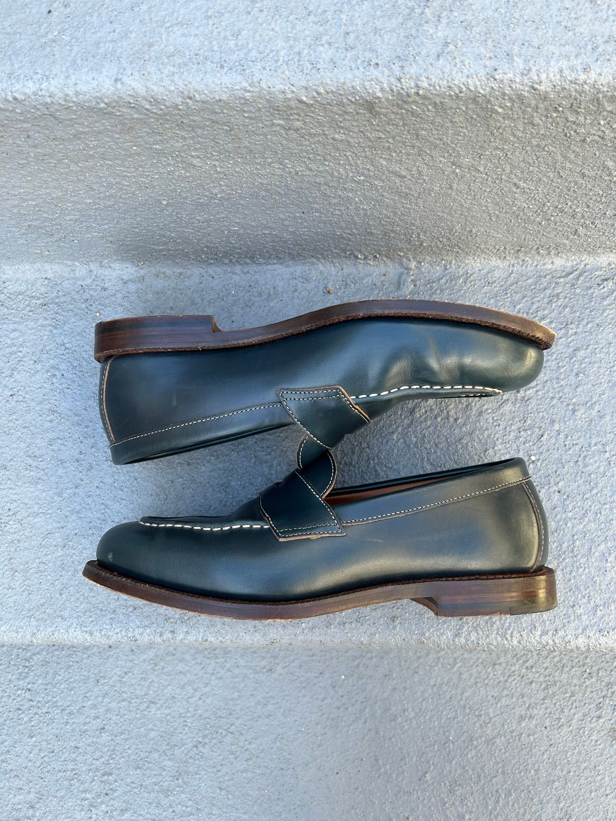 Photo by mountain_gazelle on November 3, 2022 of the Grant Stone Traveler Penny in Horween Navy Chromexcel.