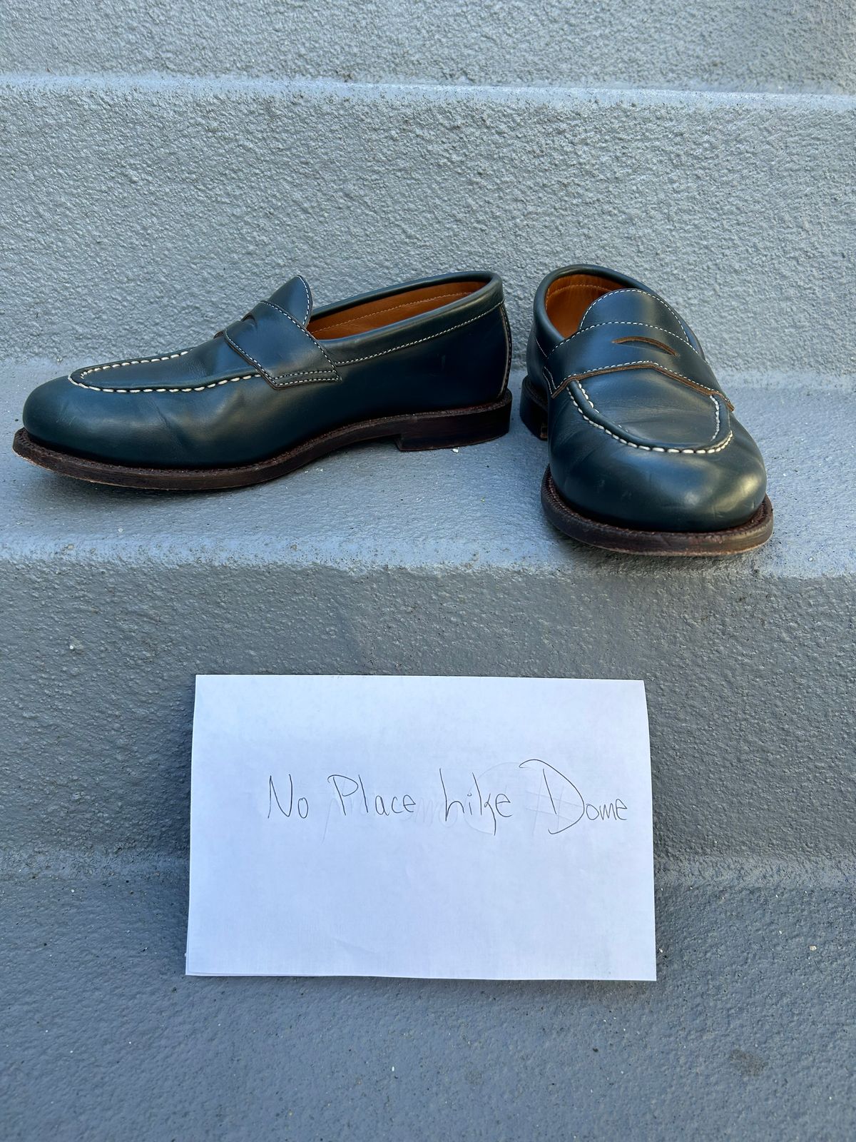 Photo by mountain_gazelle on November 3, 2022 of the Grant Stone Traveler Penny in Horween Navy Chromexcel.