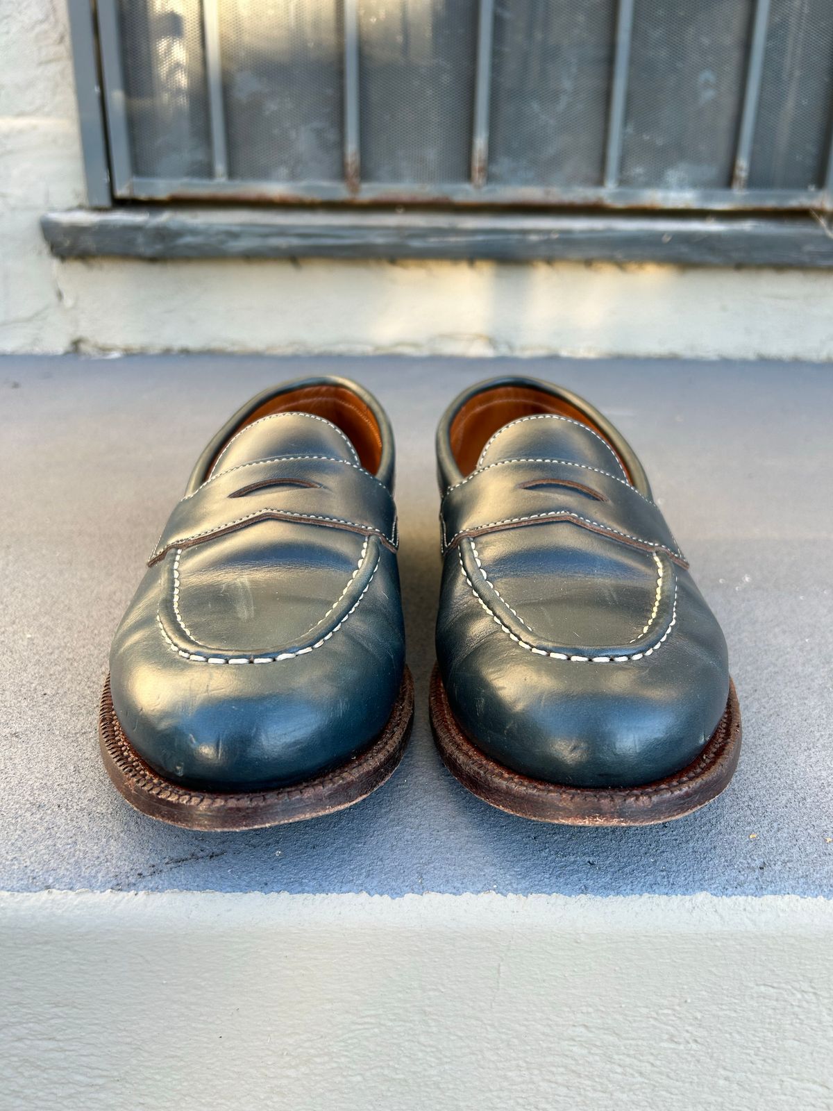 Photo by mountain_gazelle on December 4, 2022 of the Grant Stone Traveler Penny in Horween Navy Chromexcel.