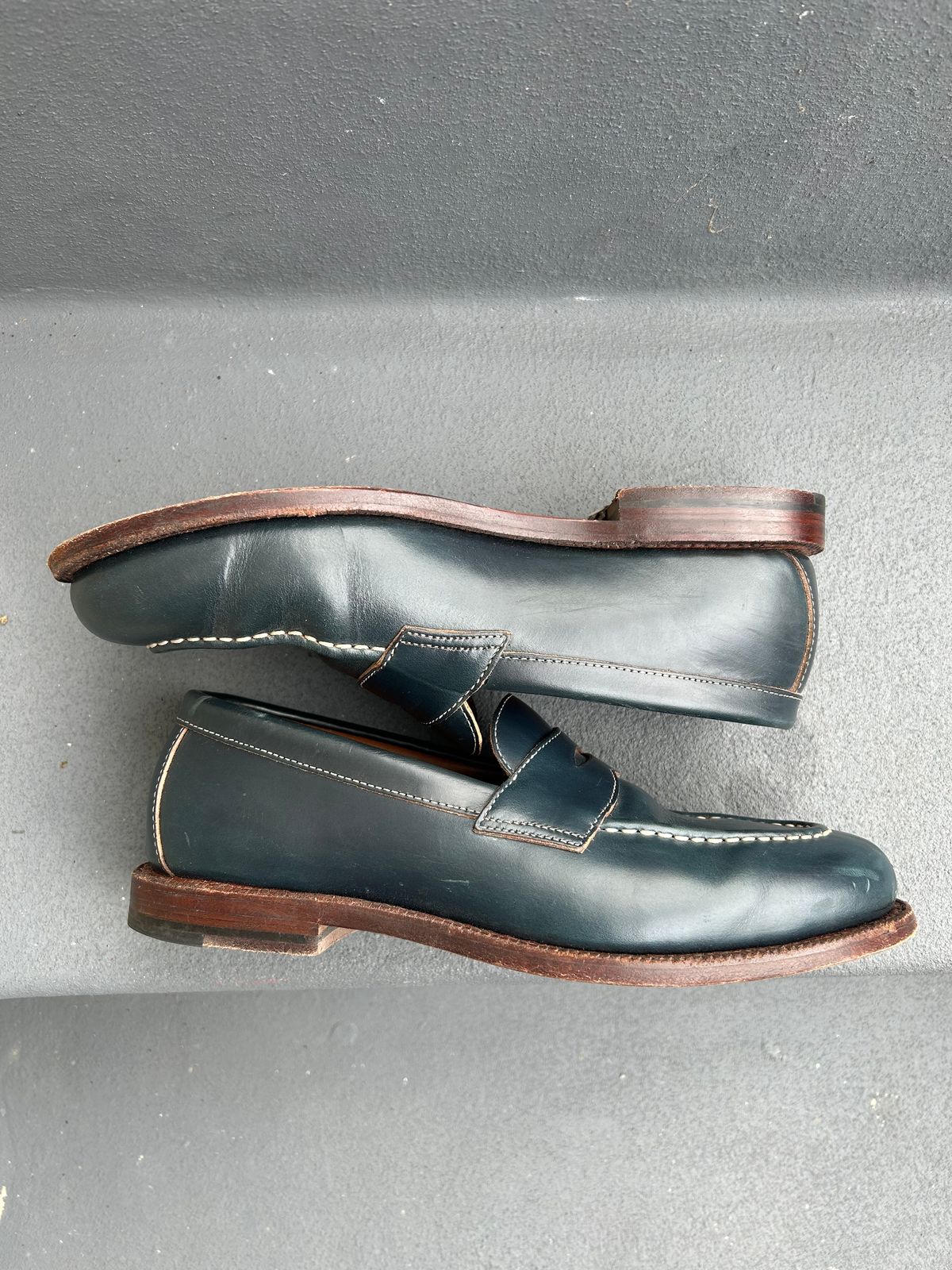 Photo by mountain_gazelle on January 3, 2023 of the Grant Stone Traveler Penny in Horween Navy Chromexcel.