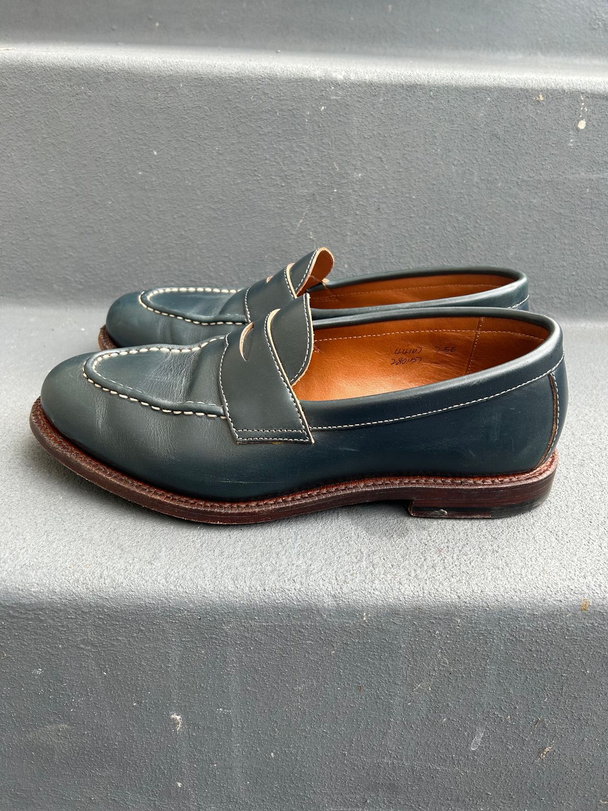 Photo by mountain_gazelle on January 3, 2023 of the Grant Stone Traveler Penny in Horween Navy Chromexcel.