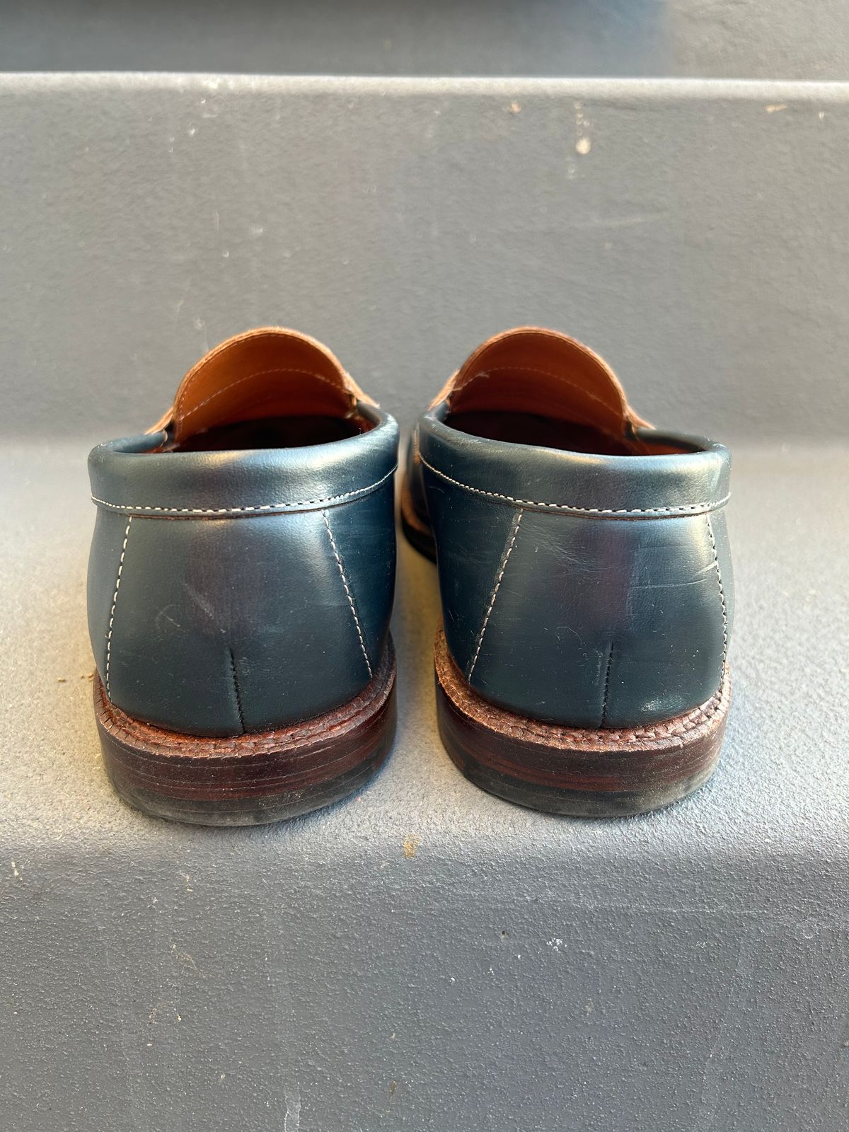 Photo by mountain_gazelle on February 5, 2023 of the Grant Stone Traveler Penny in Horween Navy Chromexcel.
