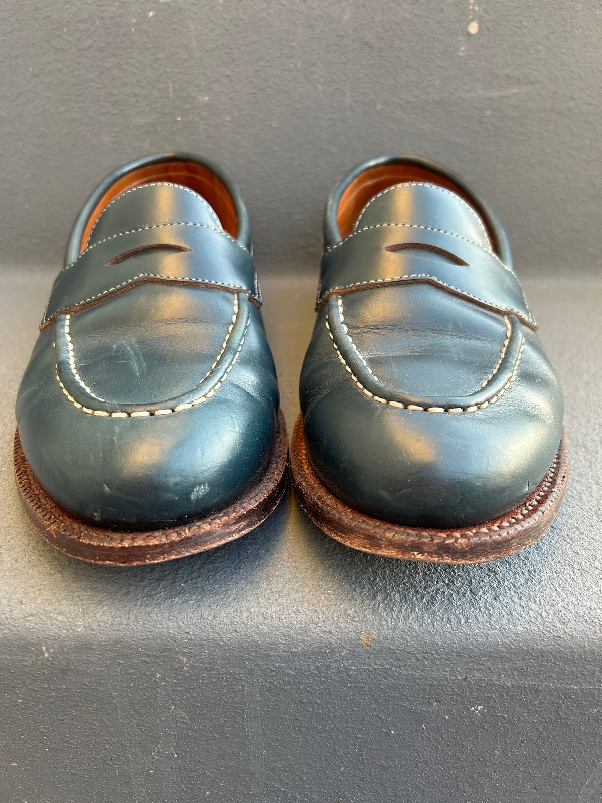 Photo by mountain_gazelle on February 5, 2023 of the Grant Stone Traveler Penny in Horween Navy Chromexcel.