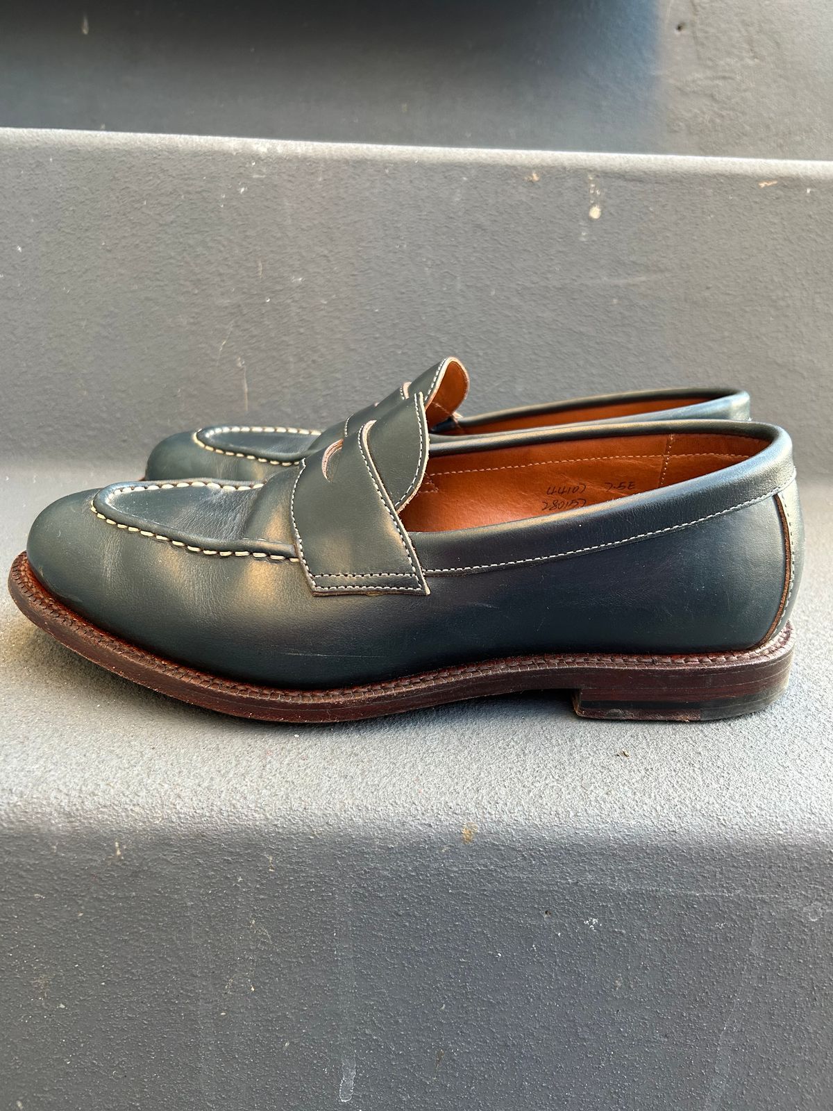 Photo by mountain_gazelle on February 5, 2023 of the Grant Stone Traveler Penny in Horween Navy Chromexcel.