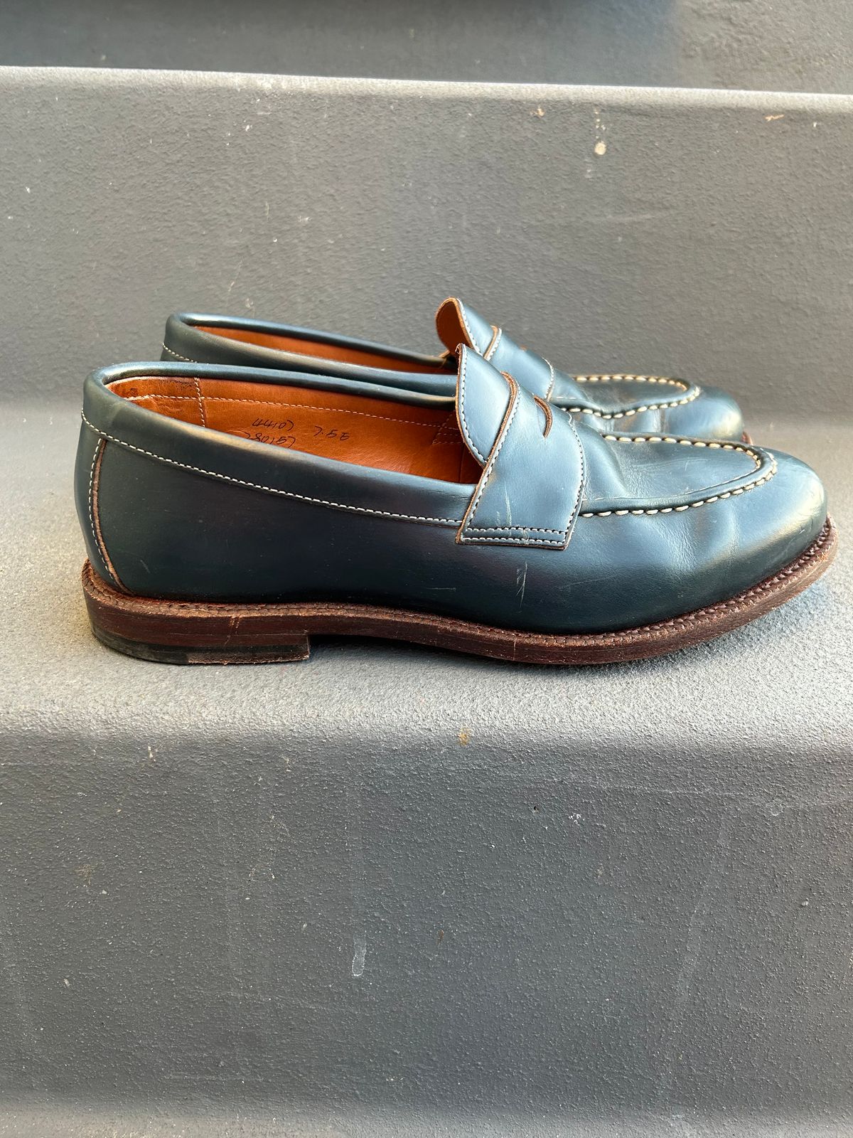 Photo by mountain_gazelle on February 5, 2023 of the Grant Stone Traveler Penny in Horween Navy Chromexcel.