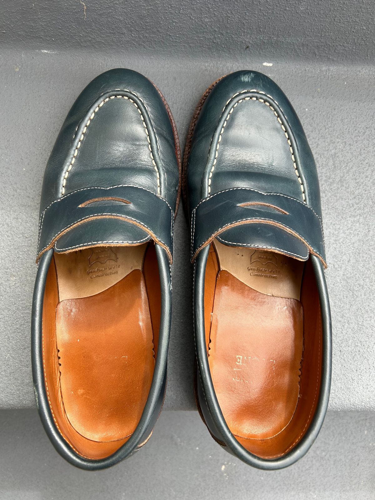 Photo by mountain_gazelle on March 5, 2023 of the Grant Stone Traveler Penny in Horween Navy Chromexcel.