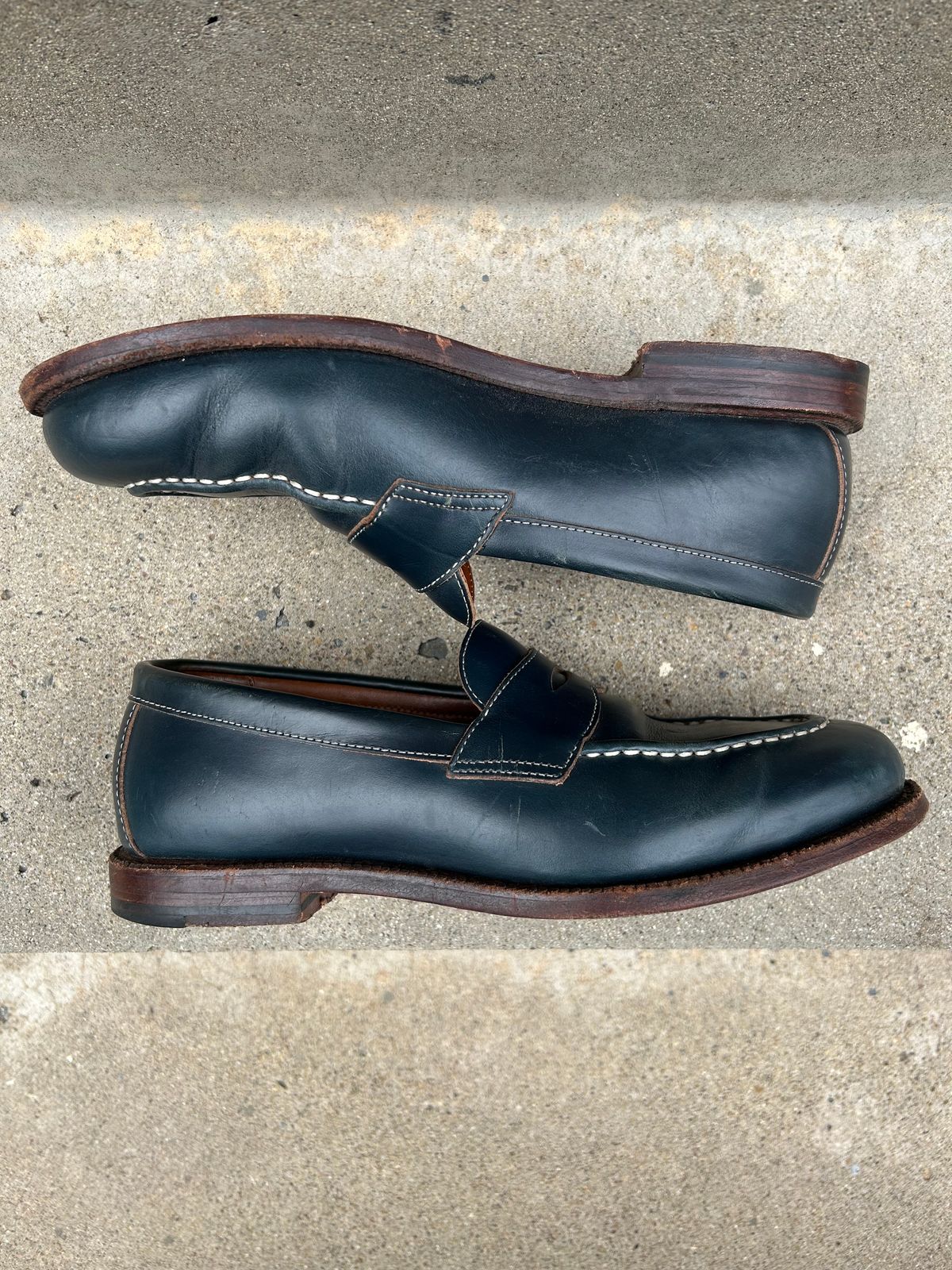 Photo by mountain_gazelle on April 4, 2023 of the Grant Stone Traveler Penny in Horween Navy Chromexcel.