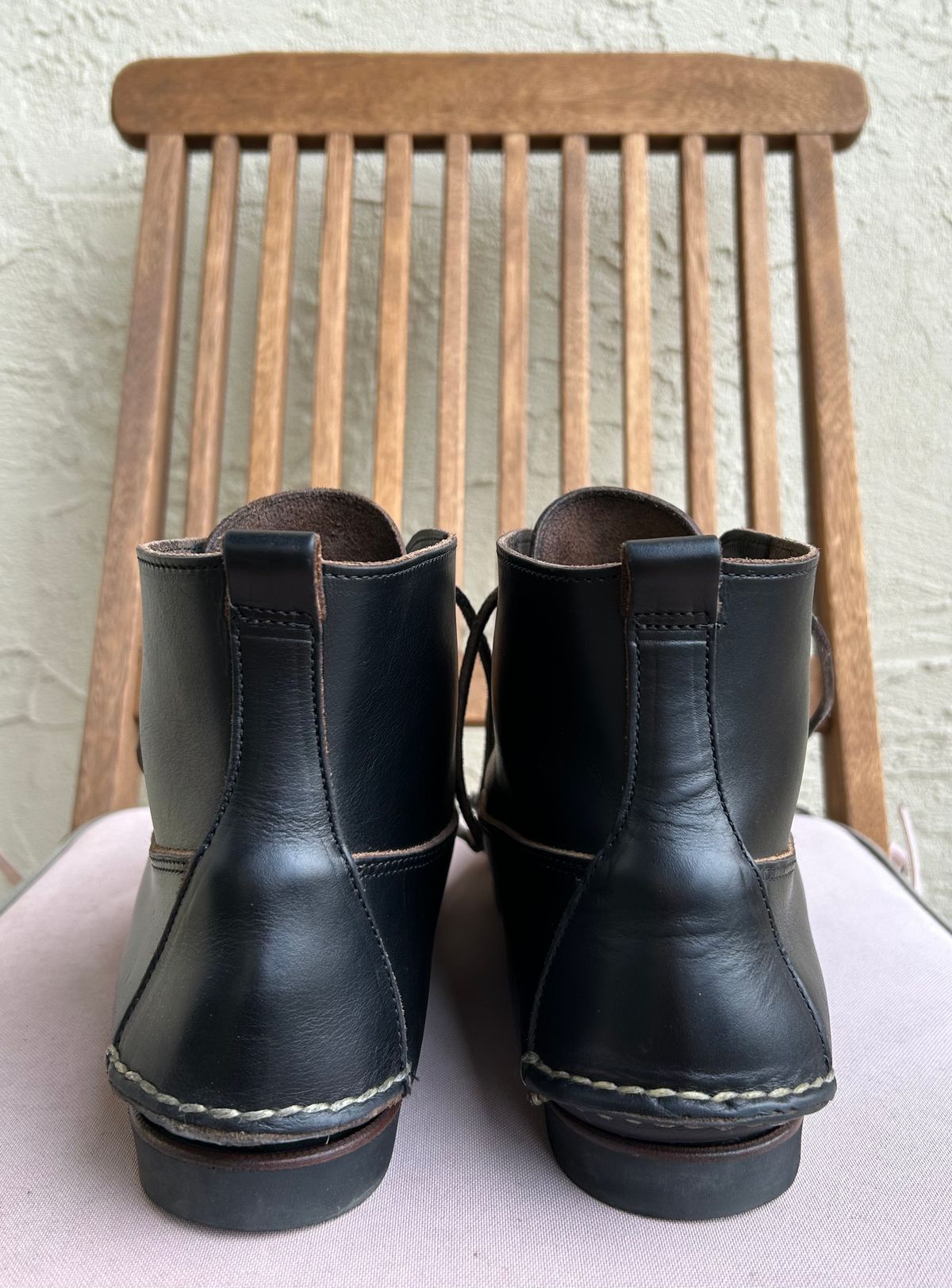 Photo by BxPx on November 4, 2022 of the Eastland Seneca Camp Moc Chukka in Horween Black Chromexcel.