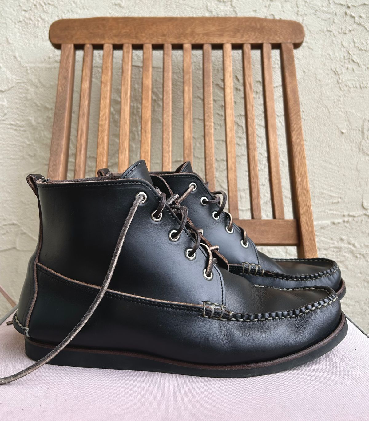Photo by BxPx on November 4, 2022 of the Eastland Seneca Camp Moc Chukka in Horween Black Chromexcel.